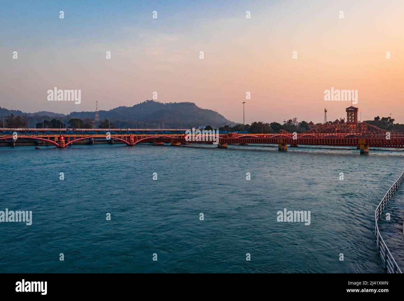 Isolierte eiserne Brücke über den ganges-Fluss mit buntem Himmel am Abend Bild wird bei haridwar uttrakhand india aufgenommen. Stockfoto