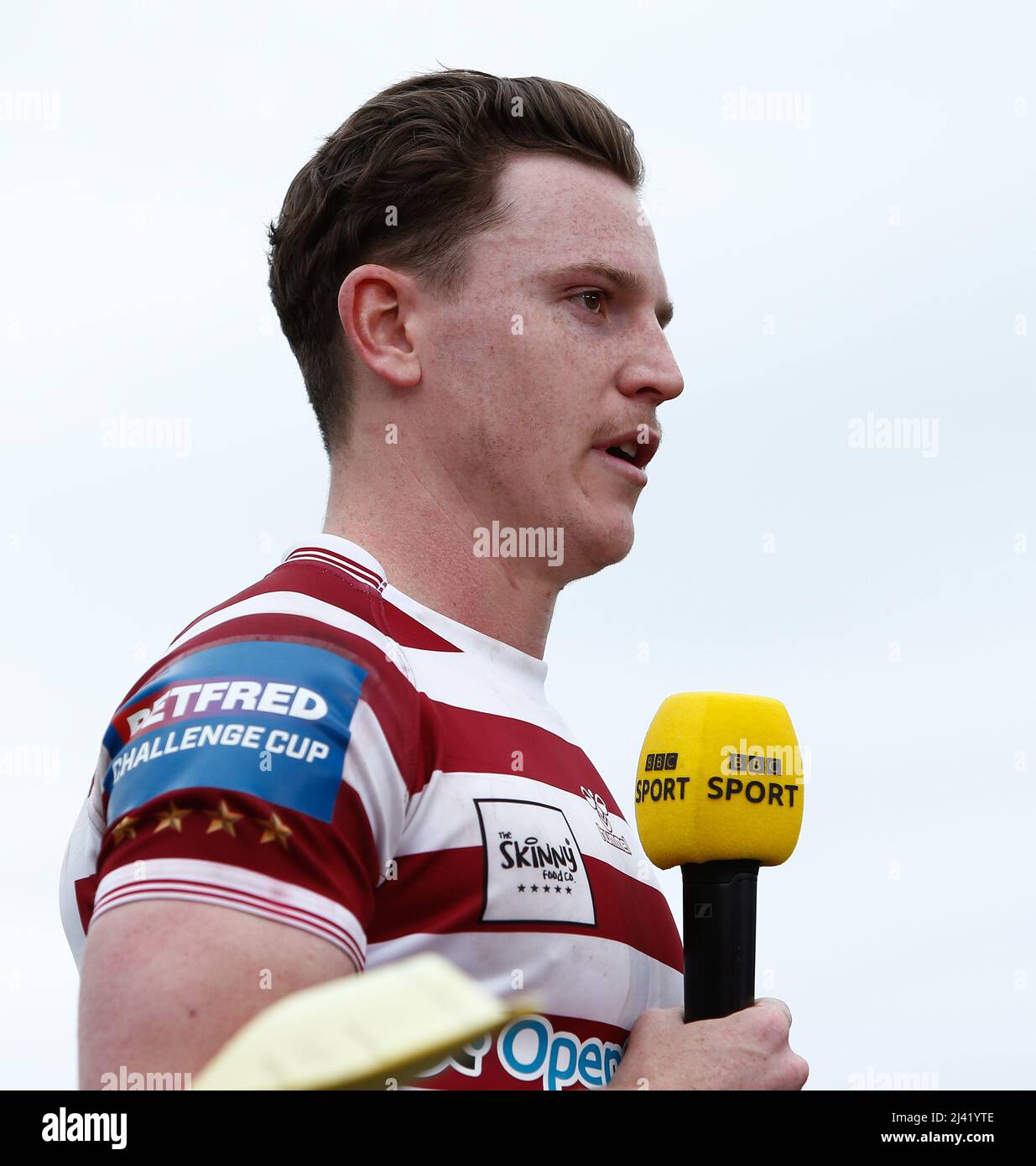 Das Jai Field der Wigan Warriors wird nach dem Spiel der Viertelfinals des Betfred Challenge Cup im Be Well Support Stadium, Wakefield, interviewt. Bilddatum: Sonntag, 10. April 2022. Stockfoto