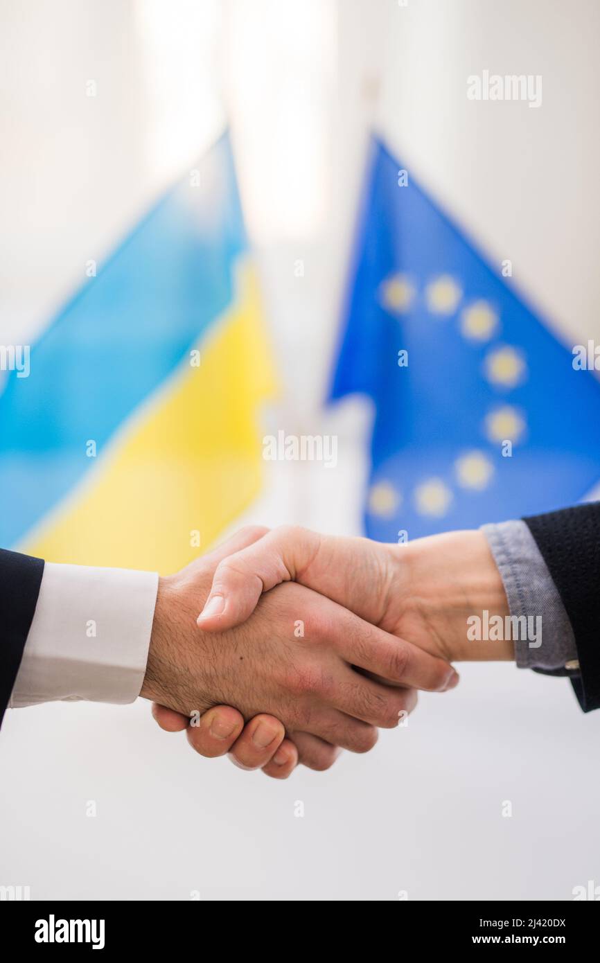 Handschlag zwischen der Europäischen Union und der Ukraine, Einbeziehung des Ukraine-Konzepts. Stockfoto