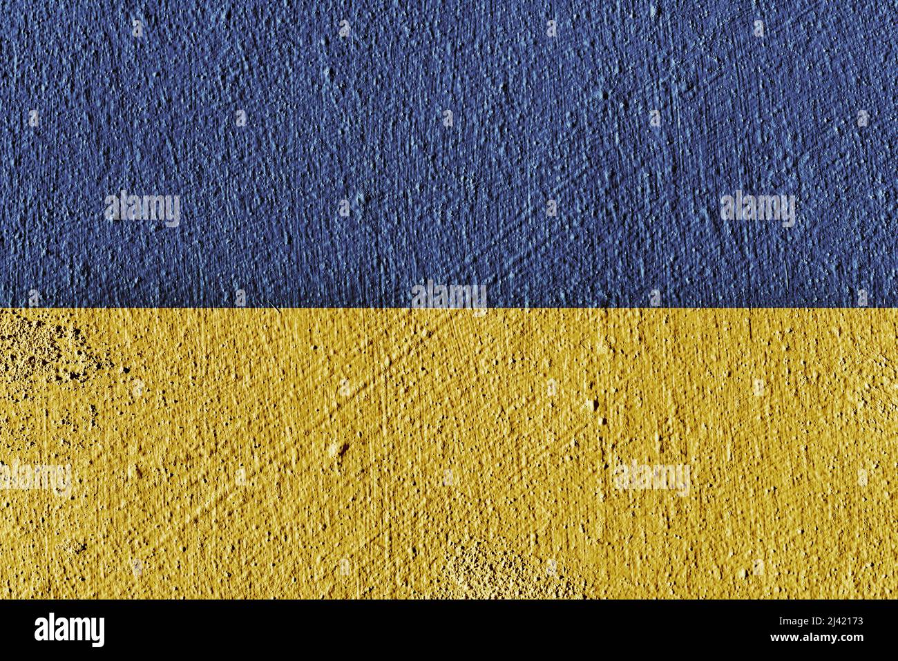 Die nationale gelbe und blaue Flagge der Ukraine gemalt auf schöne strukturierte Betonwand. Die Kunst der groben stilisierten Textur. Symbol des Landes. Speicherplatz kopieren. Stockfoto