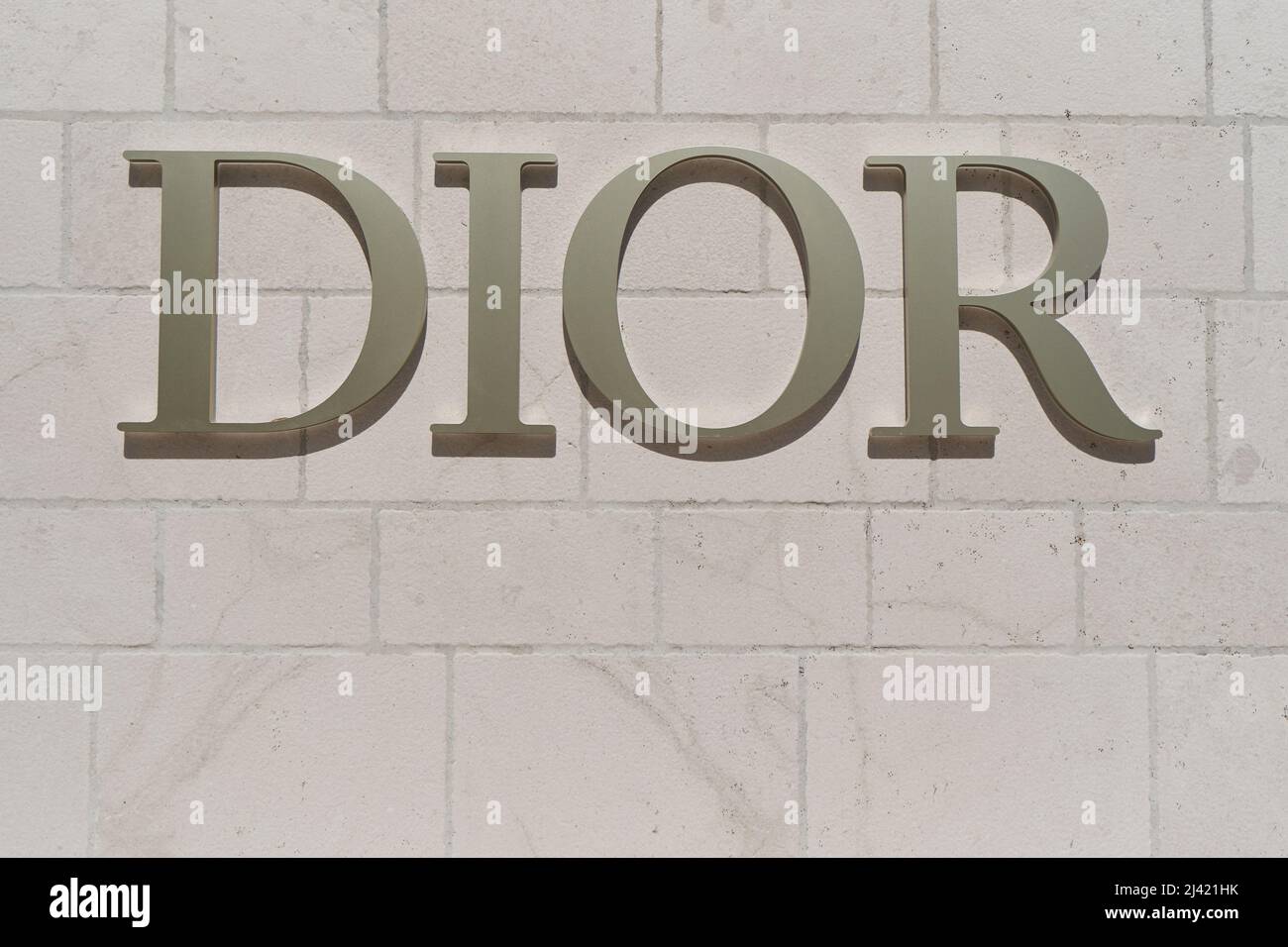 TIVAT, MONTENEGRO - 15. JULI 2021: Dior-Schild an der Wand einer Markenboutique Stockfoto