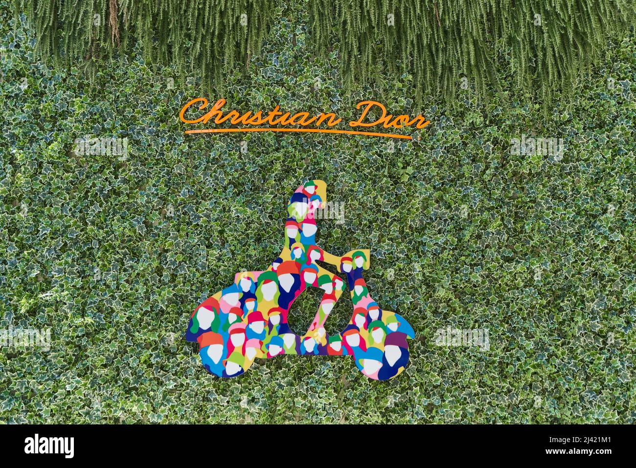 TIVAT, MONTENEGRO - 15. JULI 2021: Christian Dior Markenschild an einer mit Efeu bewachsenen Wand Stockfoto