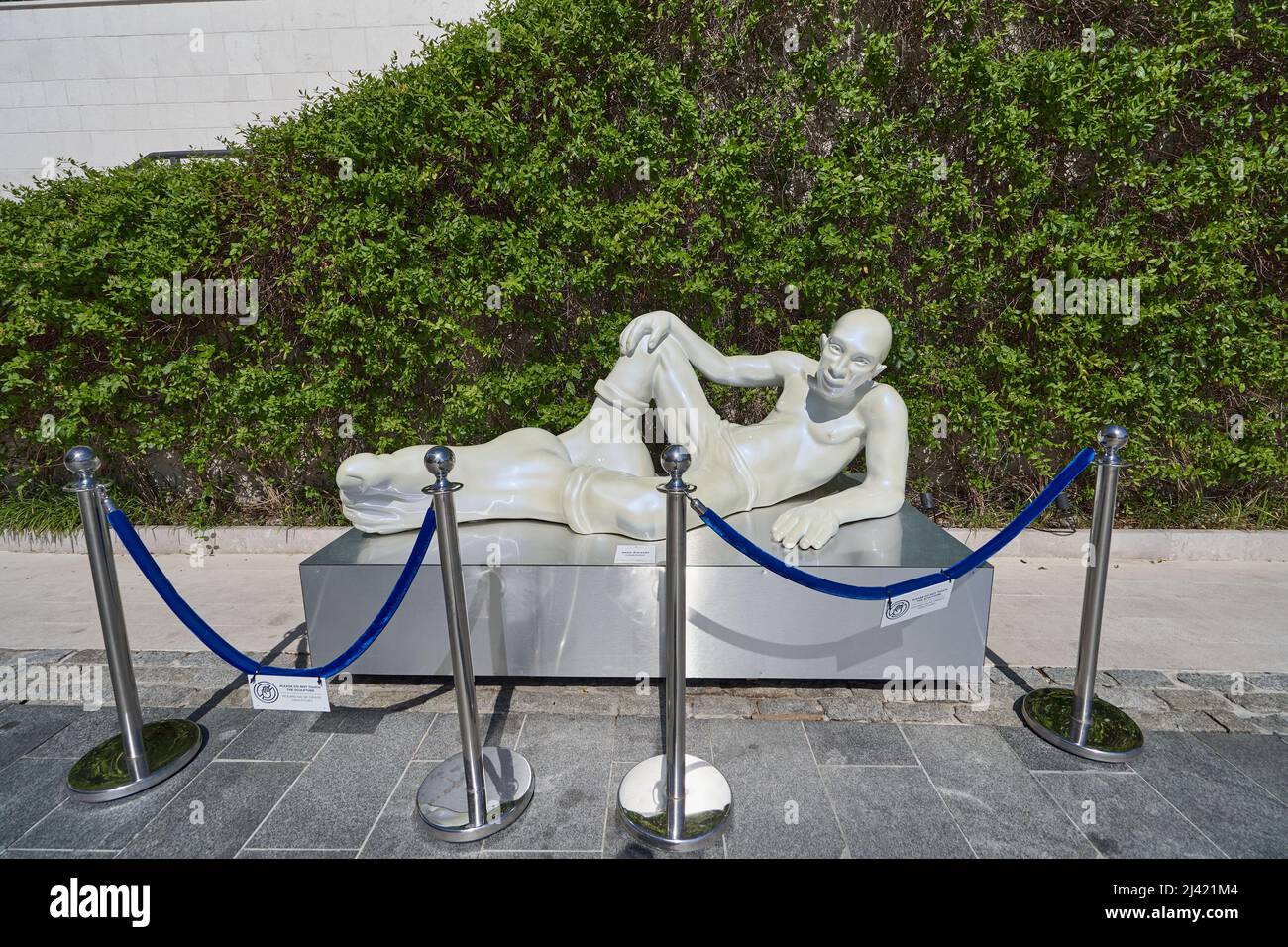 TIVAT, MONTENEGRO - 15. JULI 2021: Skulptur eines Liegenden mit großen Beinen in Porto Montenegro, moderne Kunst Stockfoto
