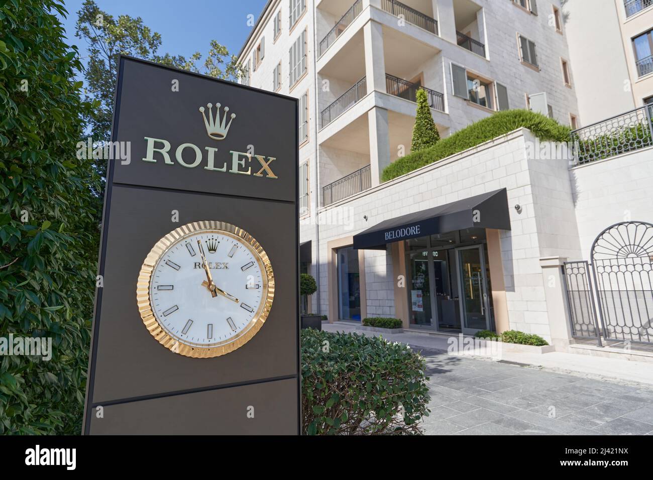 TIVAT, MONTENEGRO - 15. JULI 2021: Rolex-Schild mit großer Uhr in einem luxuriösen Wohngebiet in Porto Montenegro Stockfoto