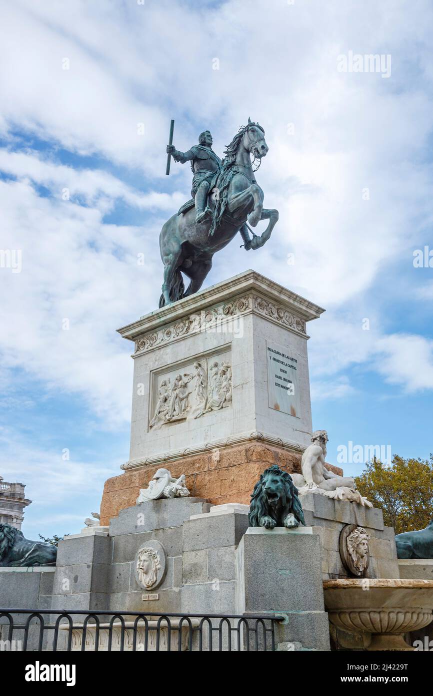 Denkmal für Philipp IV. (Brunnen von Philipp IV.), Denkmal für Philipp IV. Auf der Plaza de Oriente, dem Herzstück der façade des Königspalastes von Madrid Stockfoto