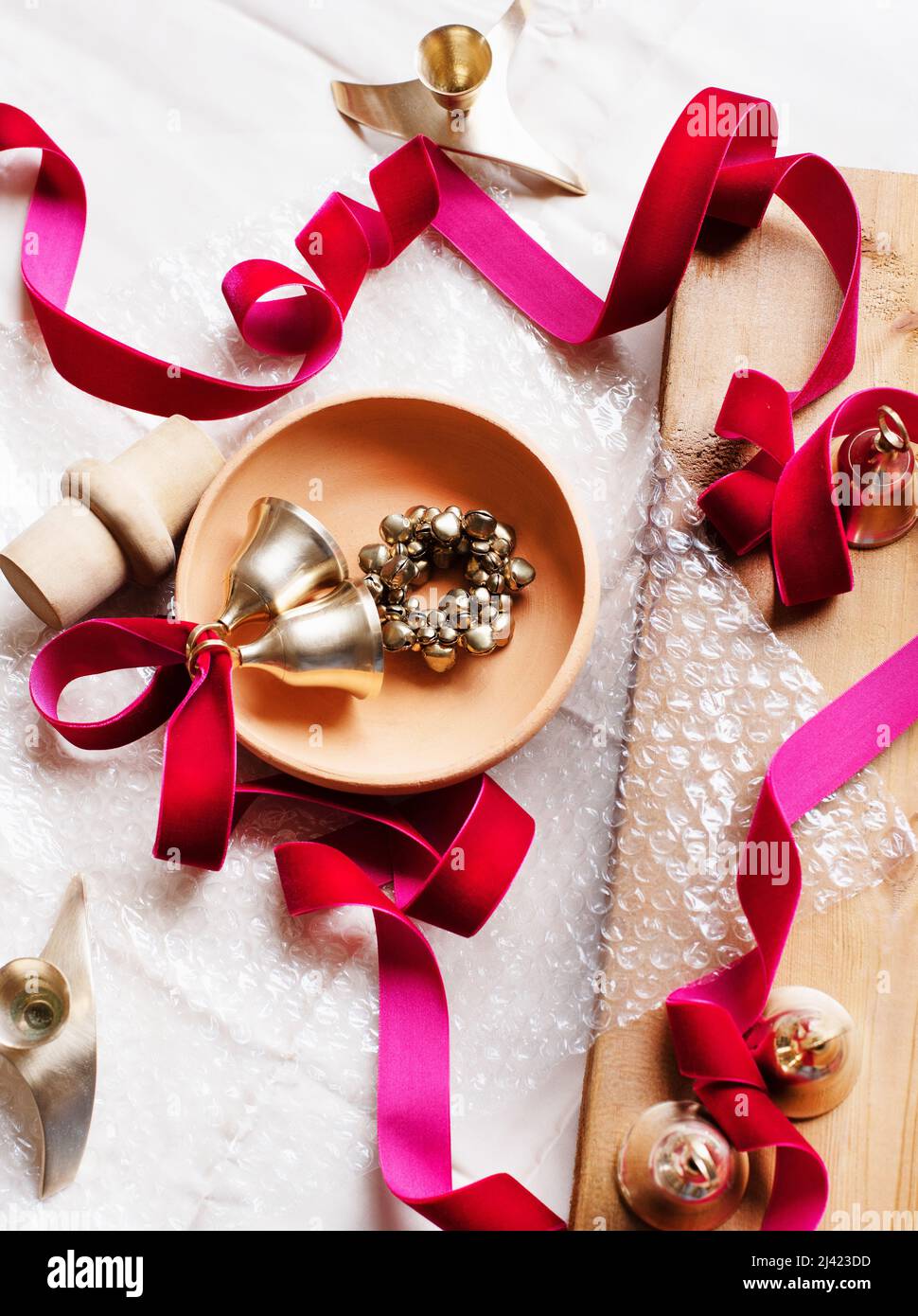 Stillleben mit Weihnachtsschmuck Stockfoto