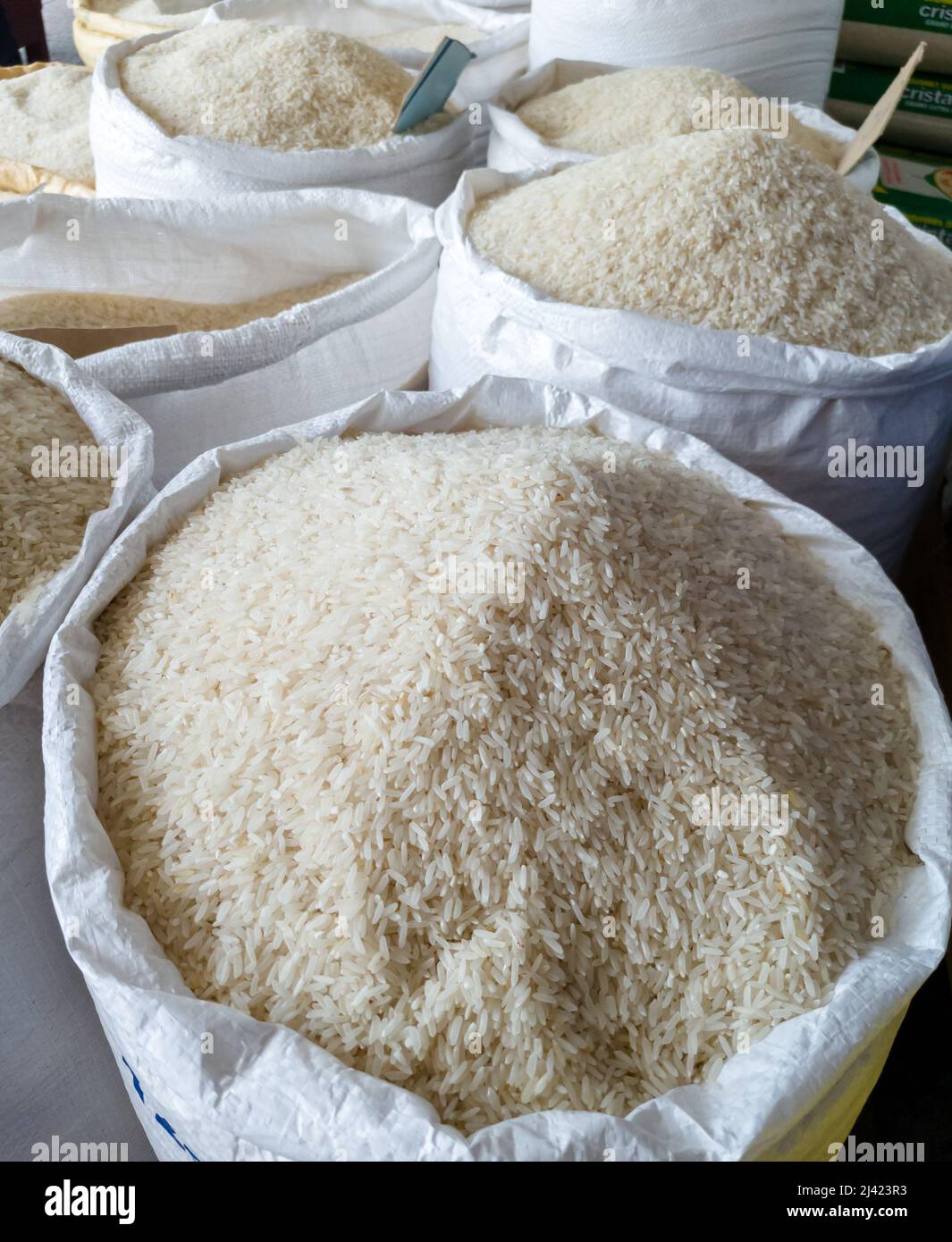 Mehrere Säcke rohen weißen Reis auf einem Lebensmittelmarkt in der Dominikanischen Republik. Stockfoto