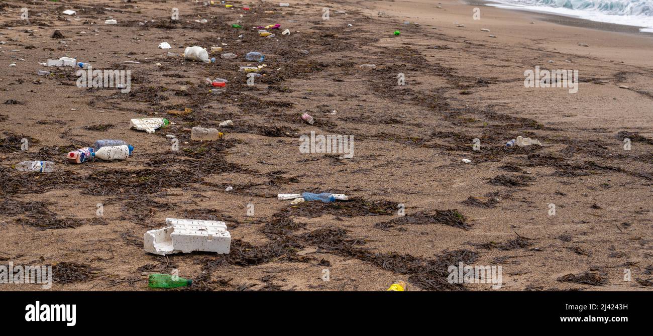 Müll am Strand, Weltmeere Verschmutzung. Umweltverschmutzung. Ökologisches Problem. Dreckiges Meer, sandige Küste, Müll am Strand Stockfoto