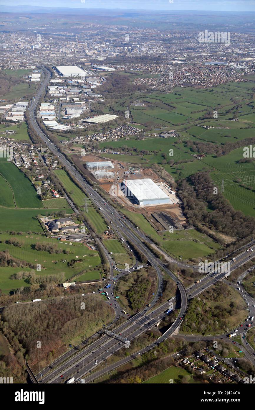 Luftaufnahme der Anschlussstelle 26 der M62, die nach Norden über die Autobahn M606 in Richtung Bradford-Stadtzentrum führt Stockfoto