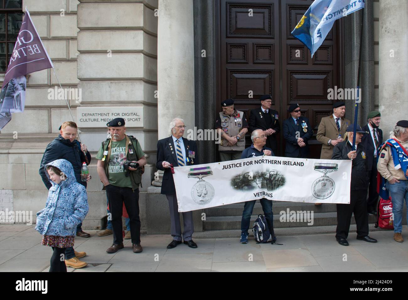 King Charles Street, London, Großbritannien. 11. April 2022. Protest britische Veteranen Blockade Regierung Kabinett Eintrag. Gerechtigkeit für Nordirland, um die Verfolgungen der Veteranen des Blutigen Sonntags zu stoppen. Sie nennen es eine Hexenjagd. Kredit: Picture Capital/Alamy Live Nachrichten Stockfoto