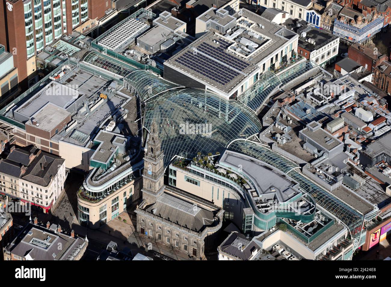 Luftaufnahme des Trinity Leeds Einkaufszentrums im Stadtzentrum von Leeds, West Yorkshire. Das Zentrum umschließt die Kirche der Heiligen Dreifaltigkeit im Vordergrund. Stockfoto