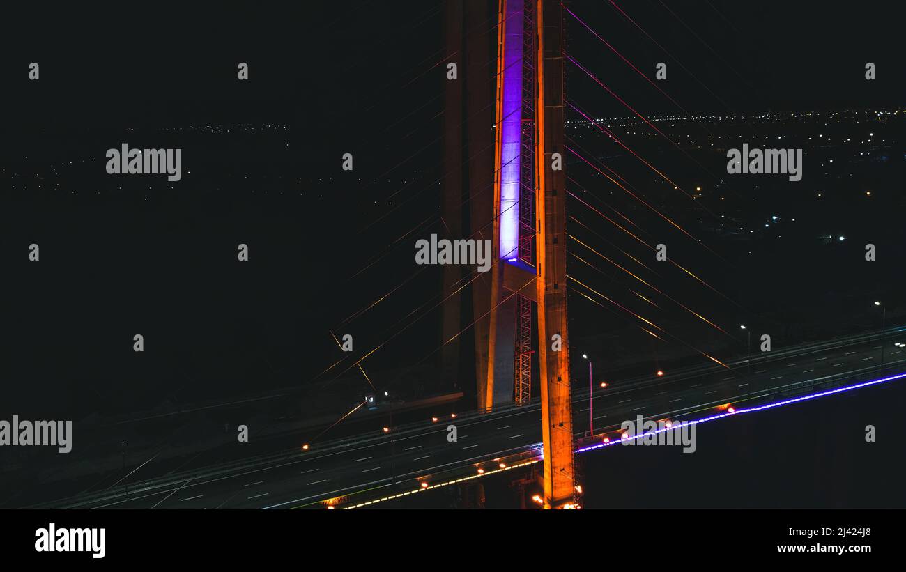 Nachtstadt minimale Landschaft.Dunkle ruhige Langzeitbelichtung Fotografie mit LED beleuchtete Brücke und Lichtreflexionen Stockfoto