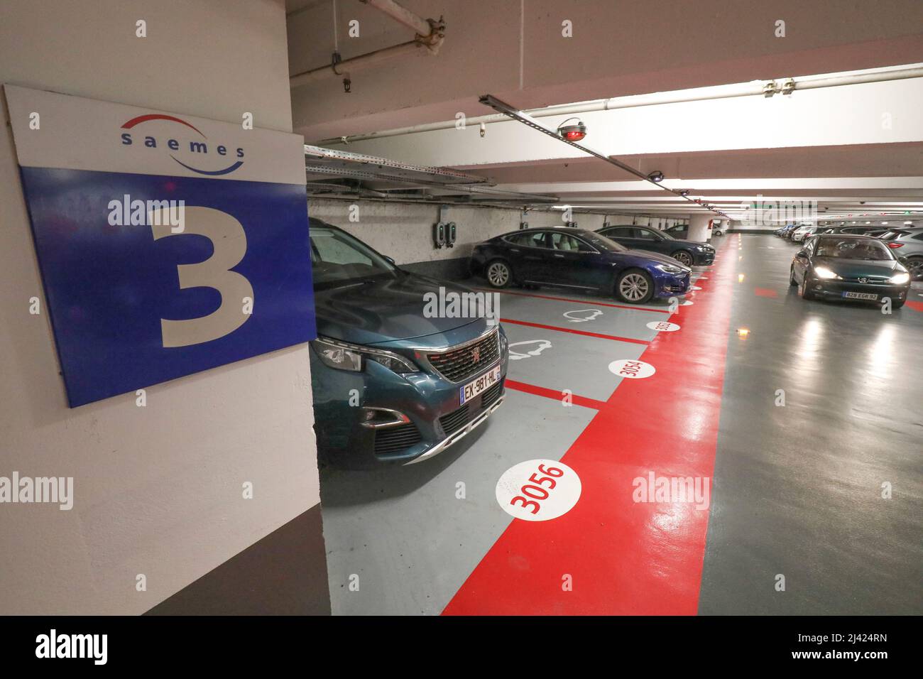 DIE GRÖSSTEN LADESTATIONEN FÜR ELEKTROFAHRZEUGE WERDEN IN PARIS ERÖFFNET Stockfoto