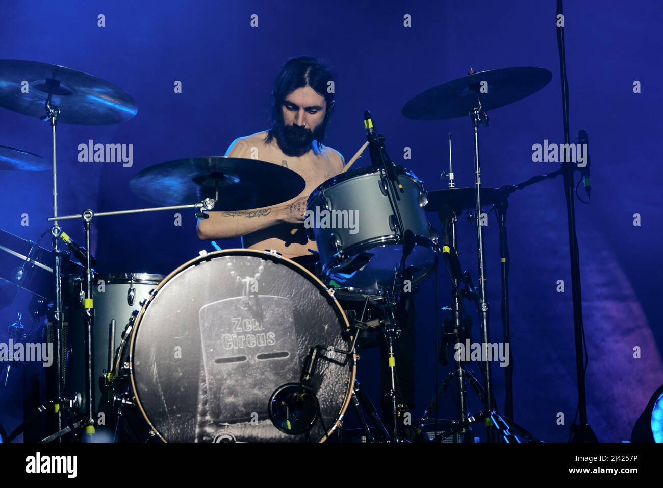 Turin, Italien. 07. April 2022. Die italienische Band von 'The Zen Circus' auf der Bühne des OGR Torino mit ihrer 'Last Welcoming Club Tour' (Foto: Bruno Brizzi/Pacific Press/Sipa USA) Credit: SIPA USA/Alamy Live News Stockfoto