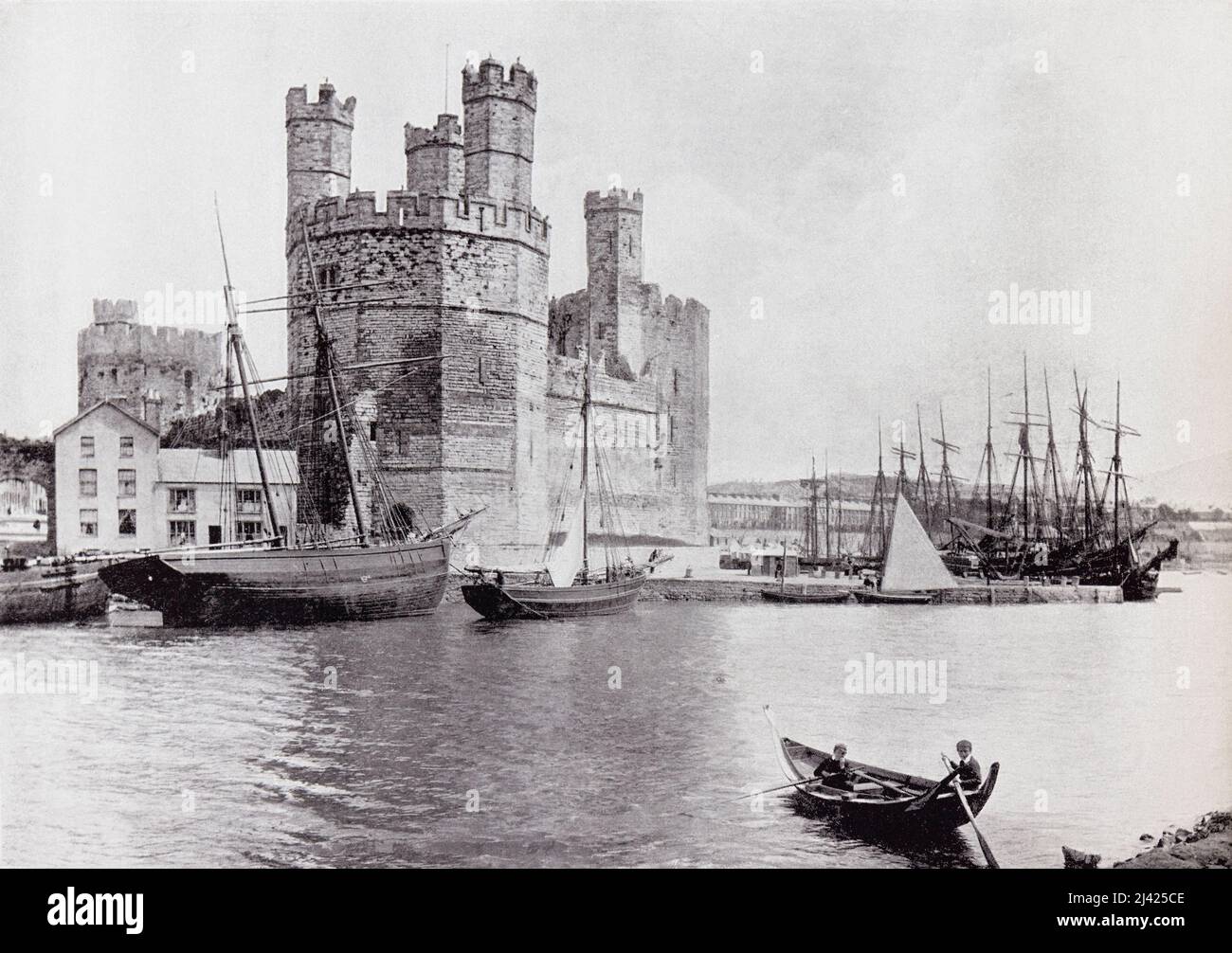 Caernarfon Castle, auch bekannt als Carnarvon Castle oder Caernarvon Castle, Caernarfon, Gwynedd, Nordwestwales, von der anderen Flussseite des Seiont im 19.. Jahrhundert aus gesehen. Aus der ganzen Küste, ein Album mit Bildern von Fotografien der Chief Seaside Orte von Interesse in Großbritannien und Irland veröffentlicht London, 1895, von George Newnes Limited. Stockfoto