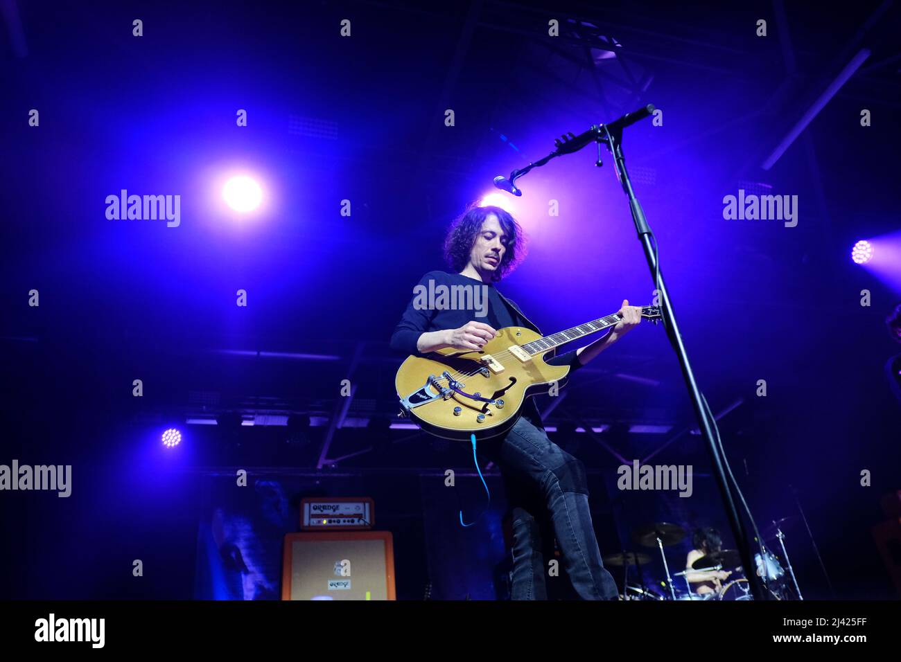 Turin, Italien. 07. April 2022. Die italienische Band von 'The Zen Circus' auf der Bühne des OGR Torino mit ihrer 'Last Welcoming Club Tour' (Foto: Bruno Brizzi/Pacific Press/Sipa USA) Credit: SIPA USA/Alamy Live News Stockfoto