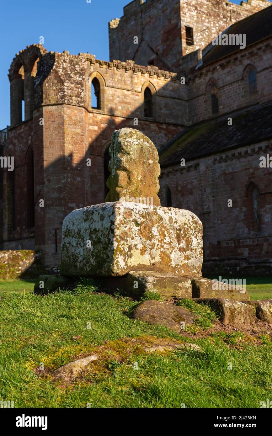 Reste des alten Denkmals mit Priorat im Hintergrund. Lanercost, England. Stockfoto