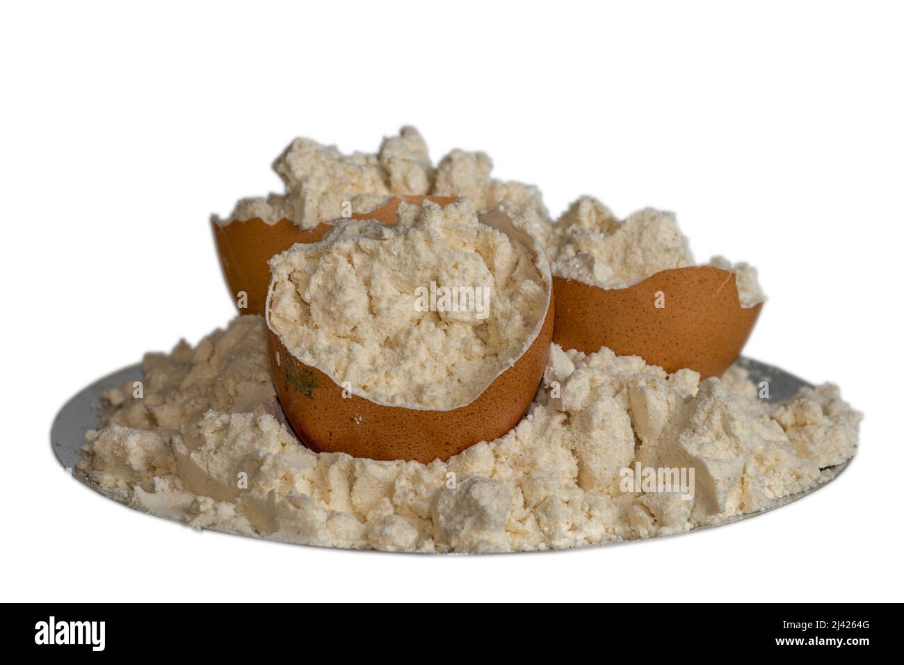 Eiproteinpulver auf einem Teller und Eierschalen isoliert auf weißem Hintergrund. Sporternährung. Stockfoto