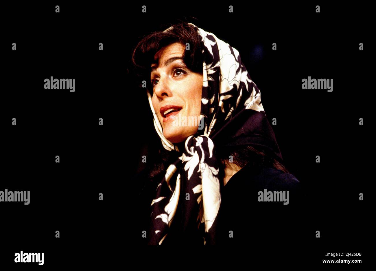 Eleanor Bron allein in den Riverside Studios, London W6 15/04/1980 Geschrieben von Eleanor Bron, John Fortune, Michael Frayn, Peter Nichols, John Betjeman & John Mortimer Klavierbegleitung: Patric Schmid Stockfoto