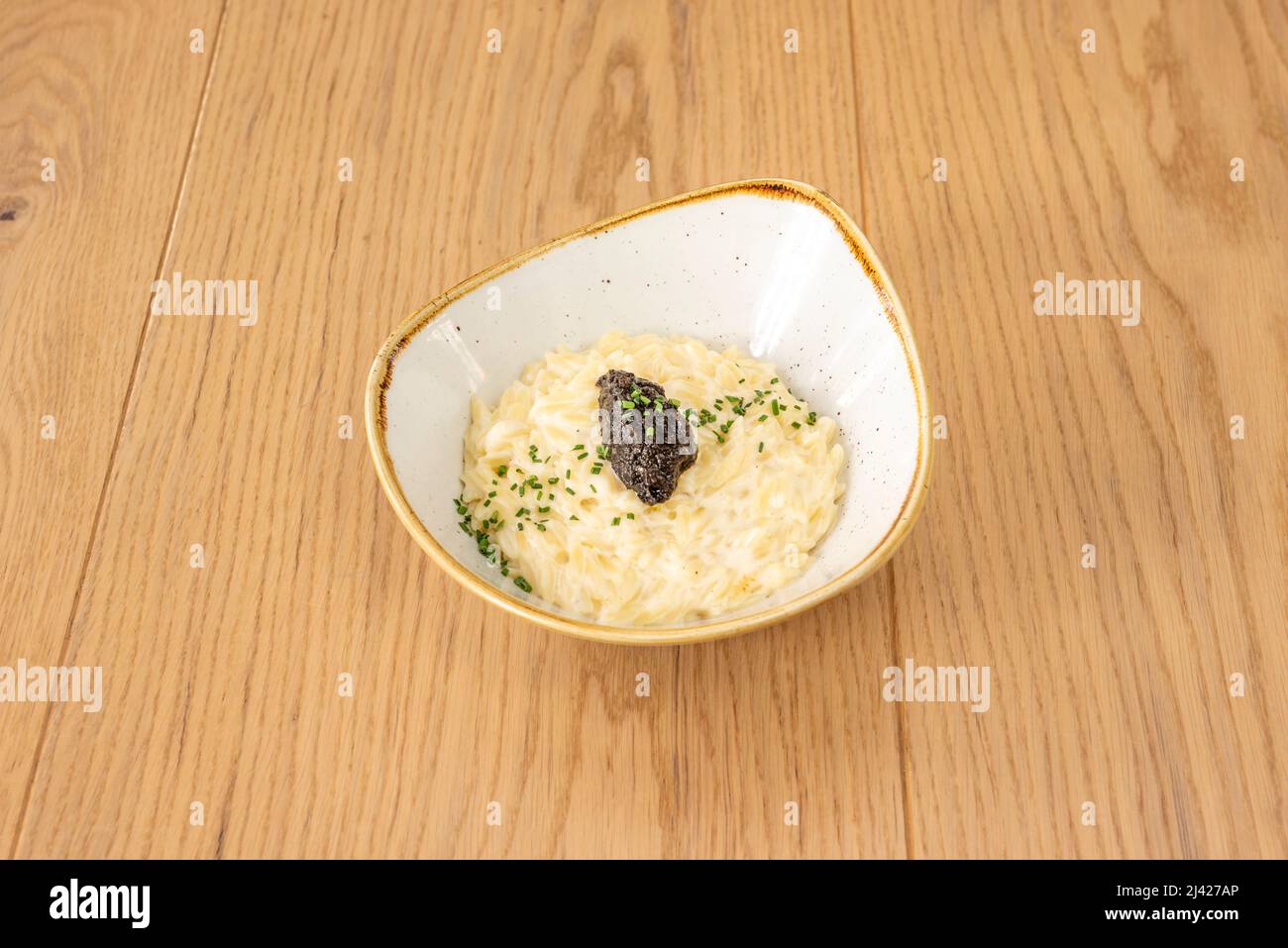 Ein exquisites saisonales Tartufo- und Funghi-Risotto mit Pilzen, dem Hauptnahrungsmittel dieser Monate, zusammen mit dem zarten und echten Geschmack Stockfoto