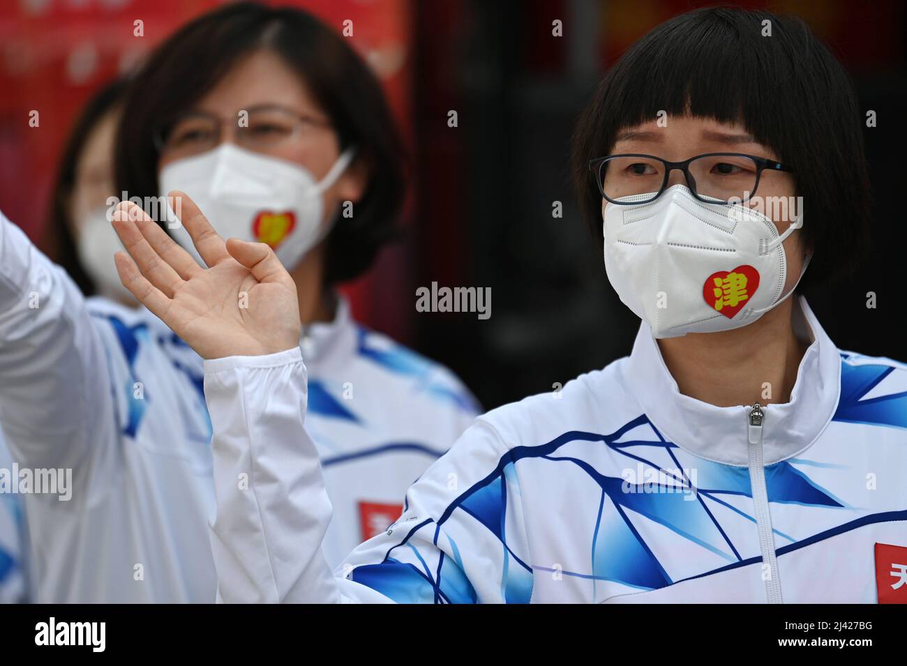 (220411) -- TIANJIN, 11. April 2022 (Xinhua) -- Xu Ning (R) winkt ihrer Familie Auf Wiedersehen zu, bevor sie nach Shanghai, im nordchinesischen Tianjin, aufbrechen wird, am 11. April 2022. Tianjin entsandte am Montag ein Team von 78 medizinischen Mitarbeitern der Traditionellen Chinesischen Medizin (TCM), um Shanghai bei der Bekämpfung der COVID-19-Pandemie zu unterstützen. Xu Ning, stellvertretender Chefarzt des ersten Lehrkrankenhauses der Universität für traditionelle Chinesische Medizin in Tianjin, ist einer von ihnen. In den letzten zwei Jahren war sie viele Male auf den Stationen des Tianjin Haihe Krankenhauses, um gegen die Pandemie zu kämpfen, und sammelte viel Erfahrung in der TCM-Behandlung Stockfoto