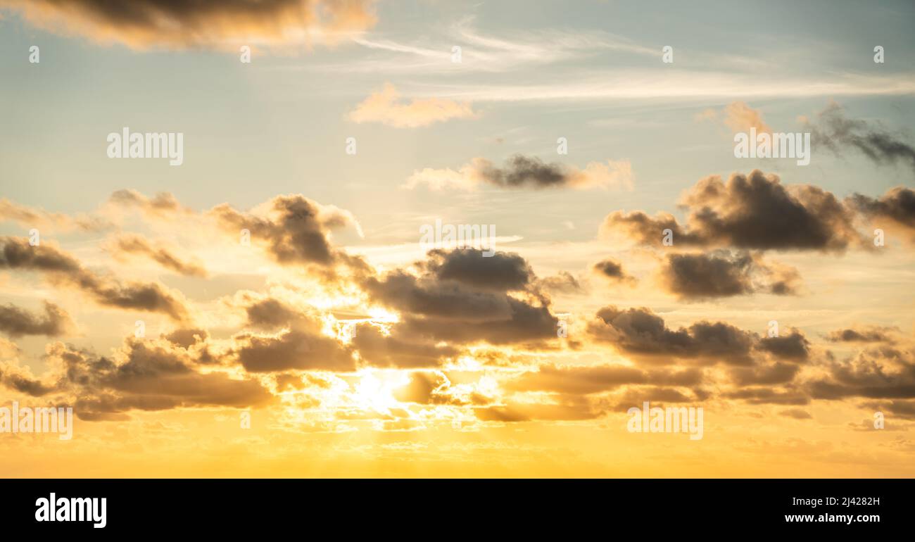 Schöner feurig-oranger Himmel und Wolken nach dem Sonnenuntergang Stockfoto
