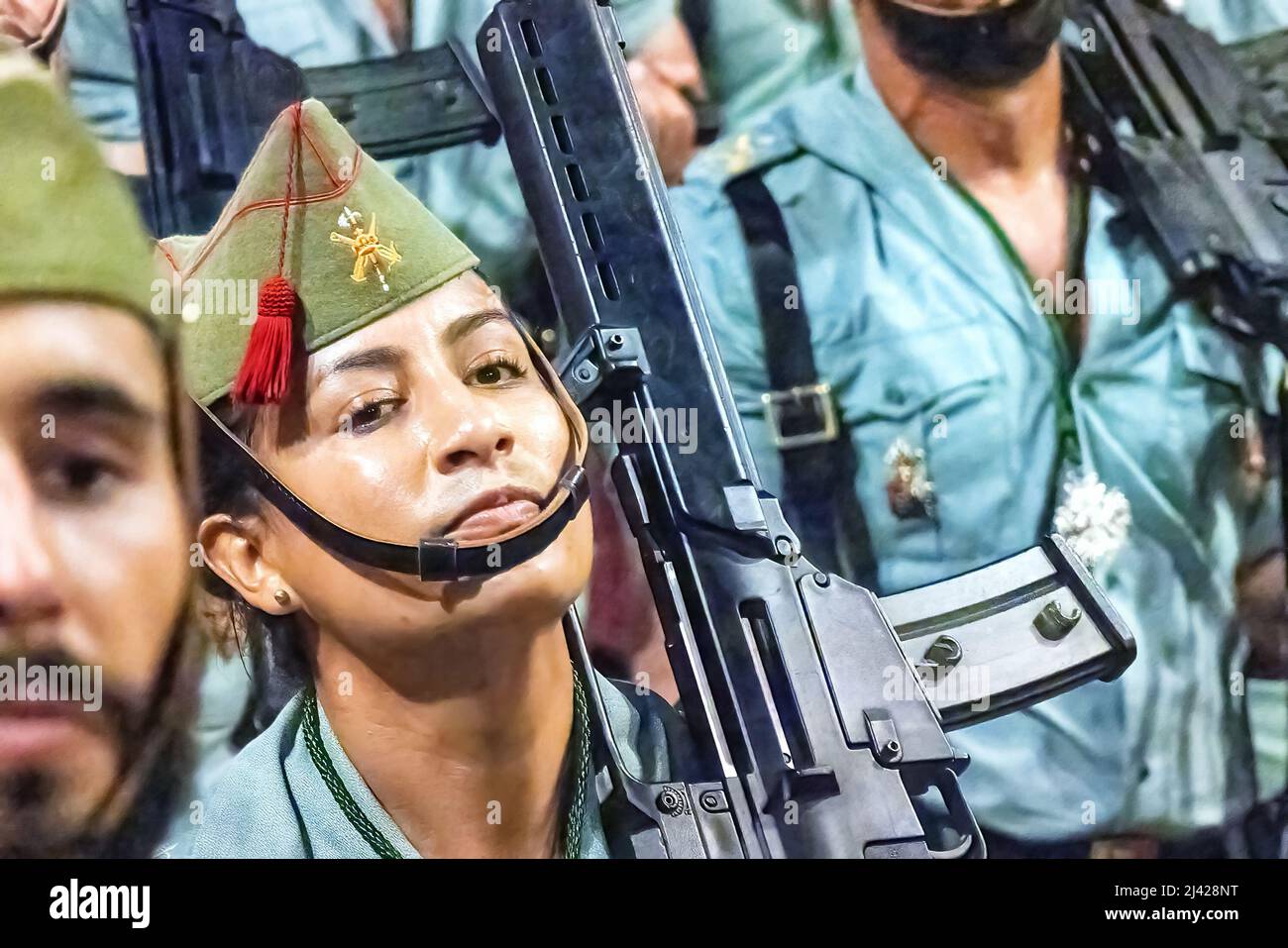 Huelva, Spanien - 9. April 2022: Soldatin in Parade während der Karwoche in der Nacht. Legionarios aus der Legion Tercio während der Parade Stockfoto