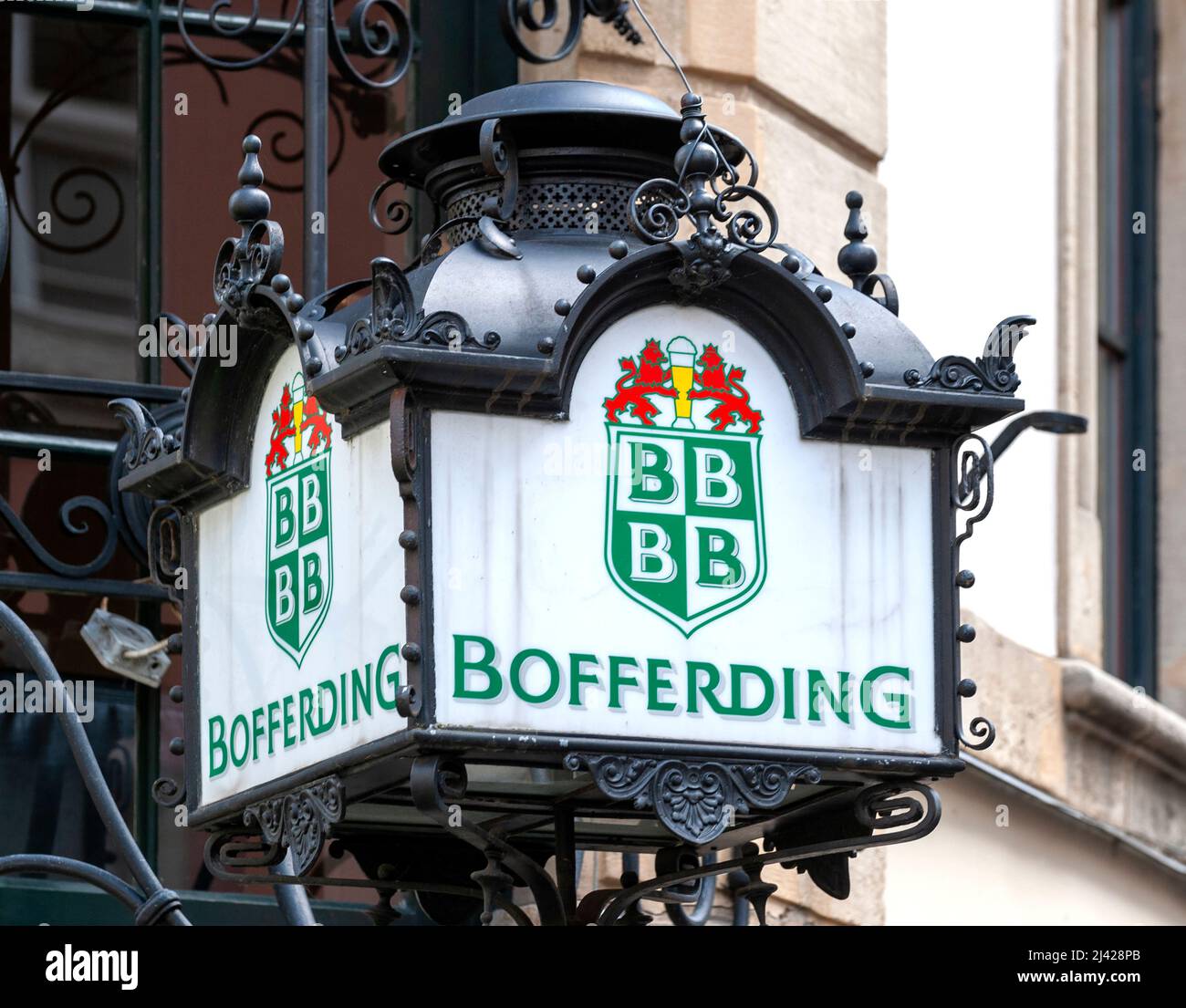 Vintage-Lampenwerbung Bofferding Lager, die Hauptmarke von Bier der Brasserie National, Luxemburg, EU. Stockfoto