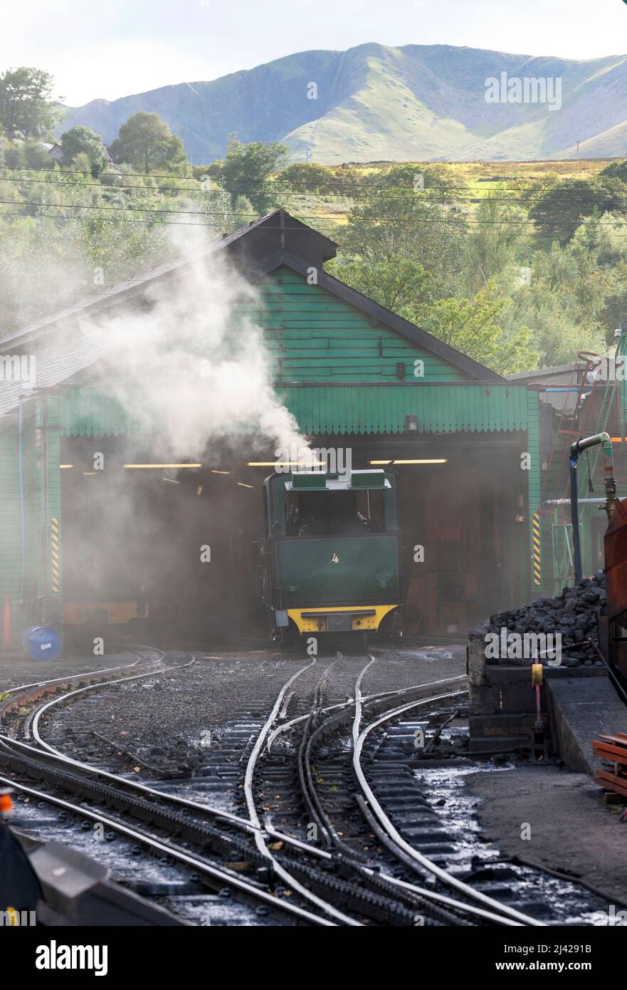 Motorschuppen mit Lokomotiven der Snowden Mountain Railway in Llanberis, Gwynedd, North Wales, Wales, UK. Stockfoto