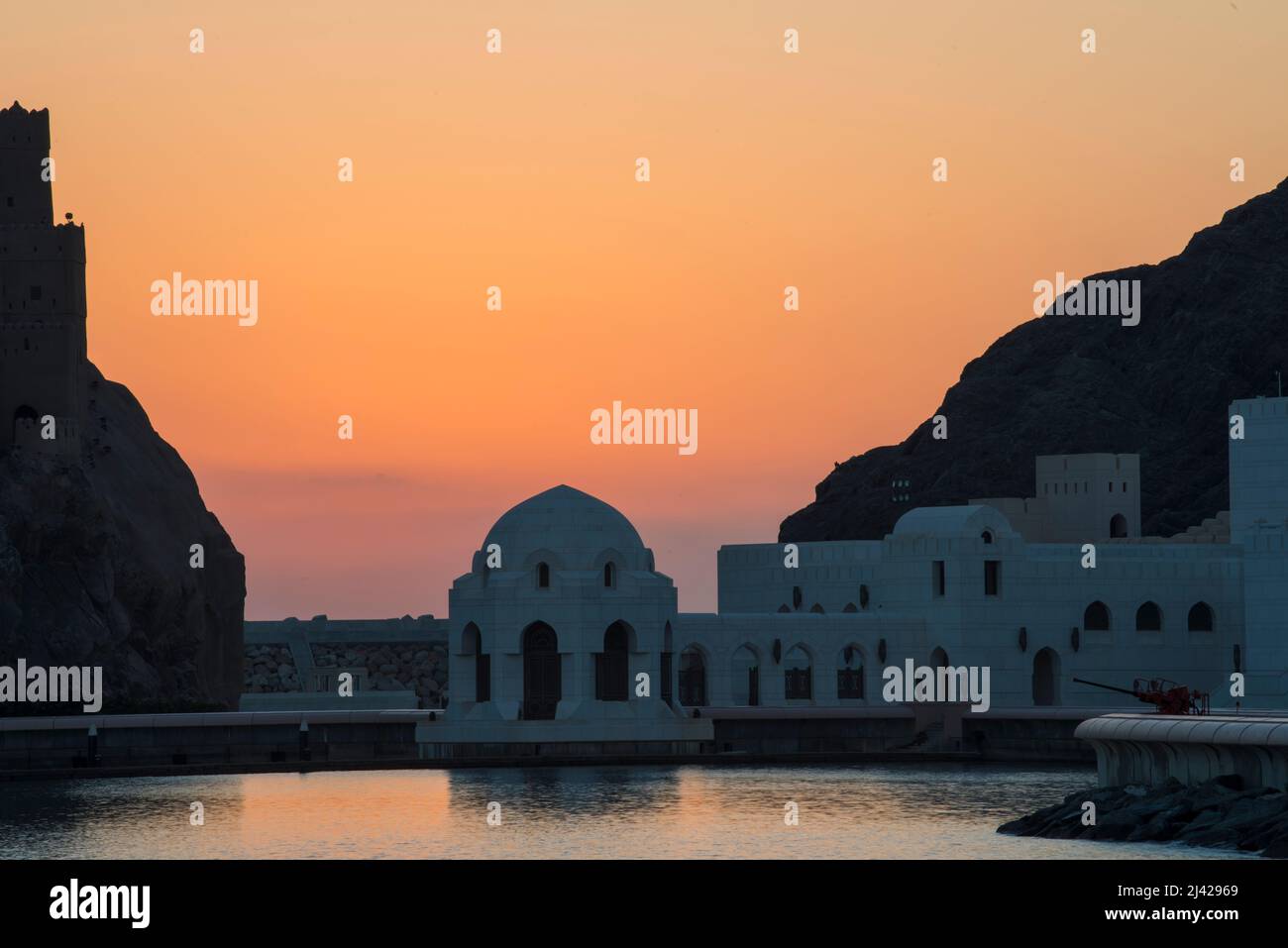 Muscat, Oman - März 05,2022 : Blick auf die Al Jalali-Festung bei Sonnenaufgang in der Altstadt von Muttrah. Stockfoto