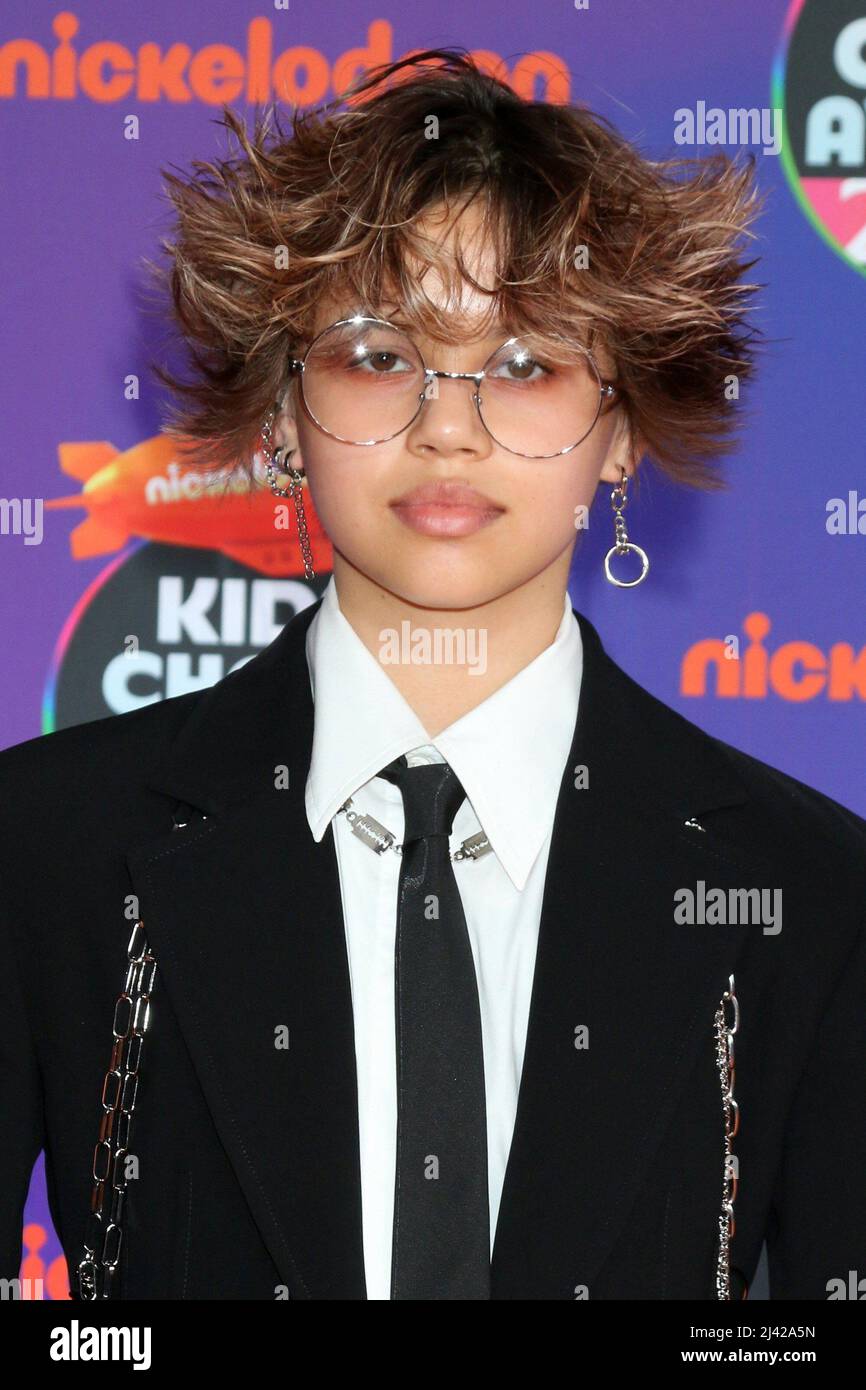 Santa Monica, Kalifornien. 9. April 2022. Havan Flores bei der Ankunft für Nickelodeon Kids' Choice Awards 2022 - Arrivals, The Barker Hangar, Santa Monica, CA 9. April 2022. Kredit: Priscilla Grant/Everett Collection/Alamy Live Nachrichten Stockfoto