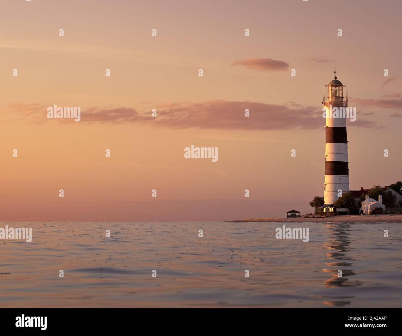 Blick auf einen Leuchtturm. Leuchtturm auf der Tendra Spit, Cherson Oblast, Ukraine. Speicherplatz kopieren. Stockfoto