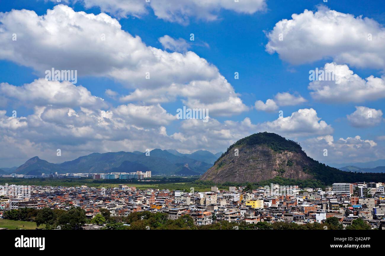 Himmel, Berg und Favela in Rio, Brasilien Stockfoto