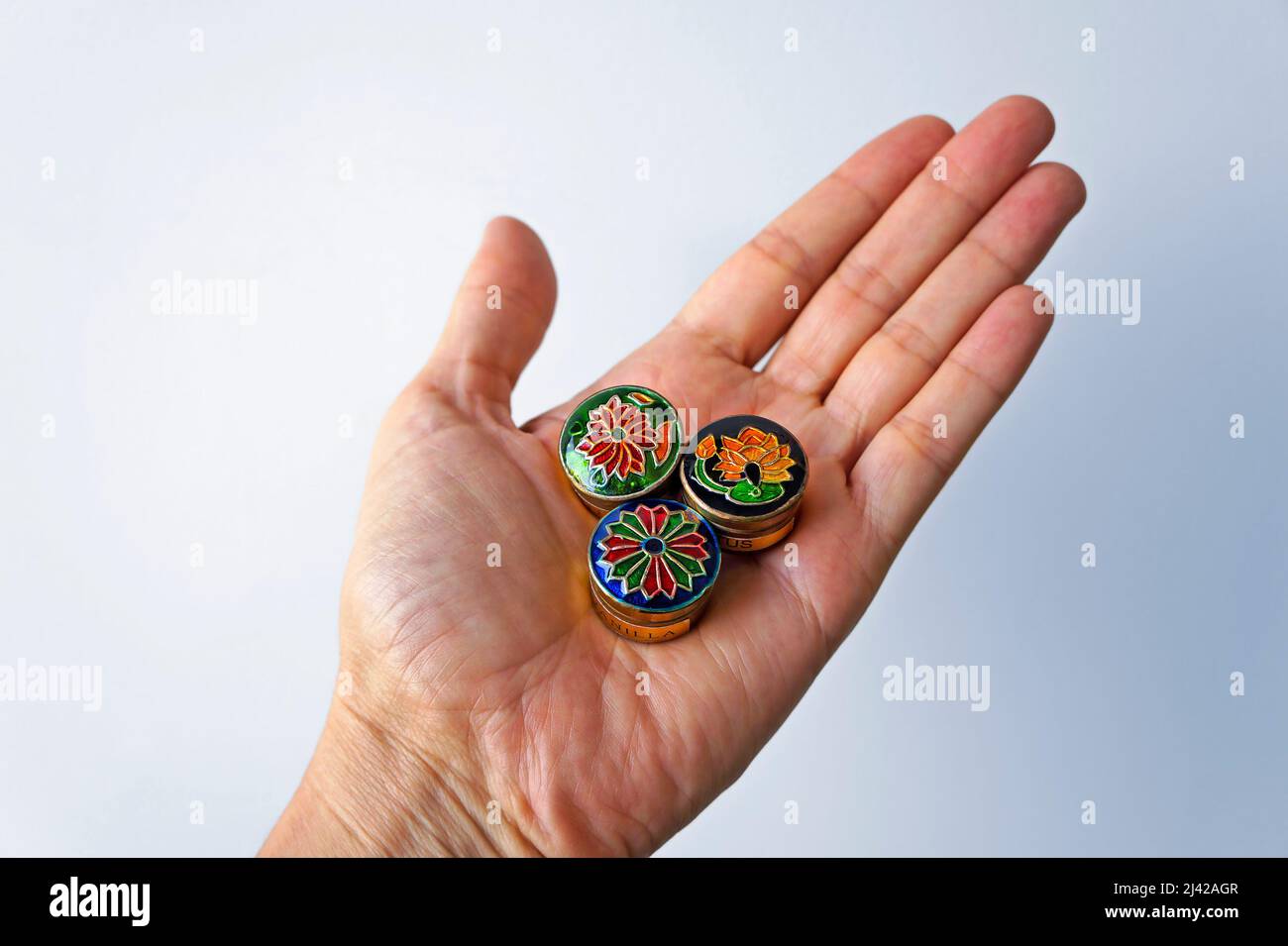 Traditionelle indische Parfüms in Paste auf der Hand. Kleine Souvenirs. Stockfoto