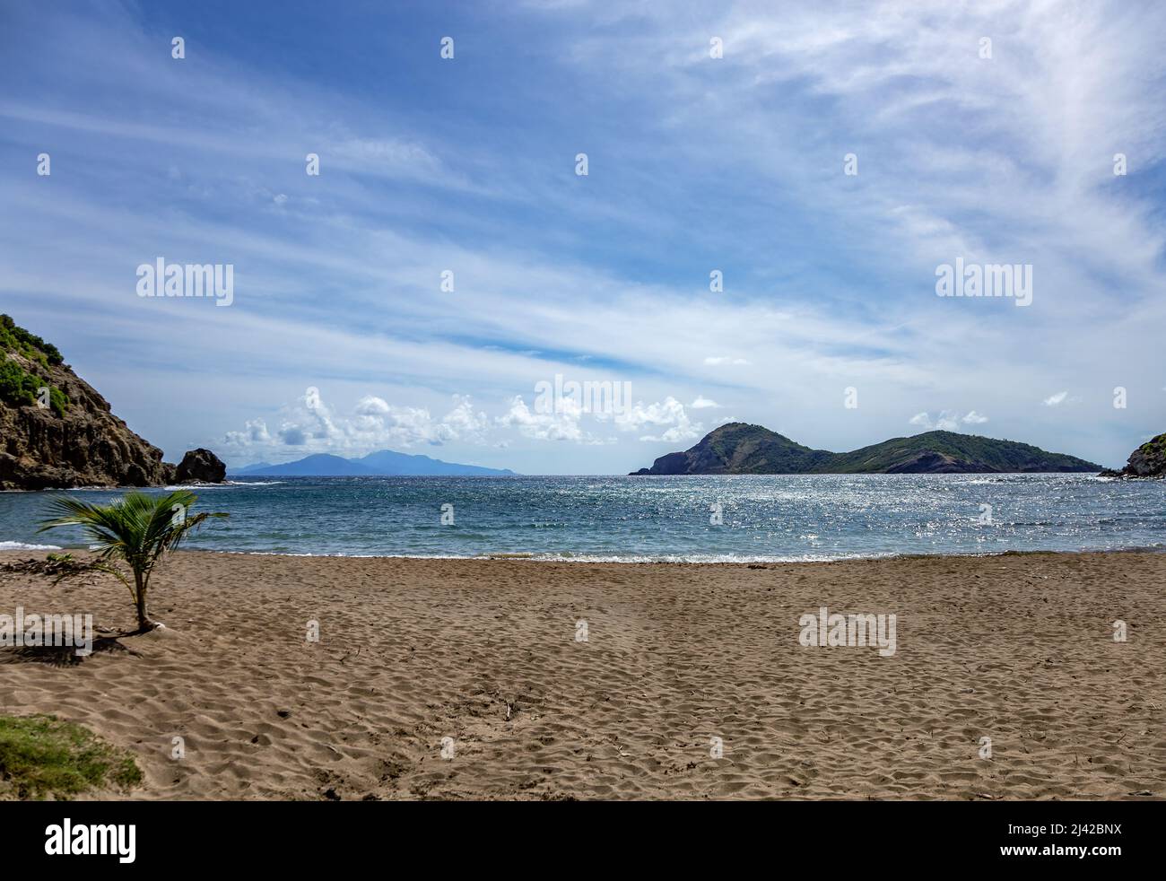 Strand Anse Figuier, Terre-de-Haut, Iles des Saintes, Les Saintes, Guadeloupe, Kleinere Antillen, Karibik. Island Grand Ilet im Hintergrund. Stockfoto