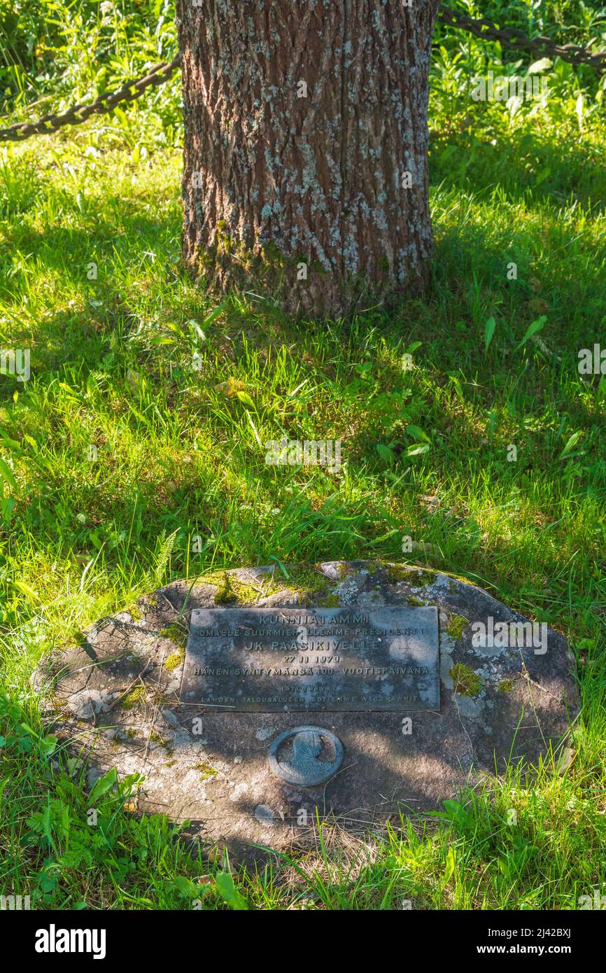 Gedenkstein und Eiche des ehemaligen finnischen Präsidenten J. K. Paasikivi an seinem Geburtsort in Huljala Hämeenkoski Hollola Finnland Stockfoto