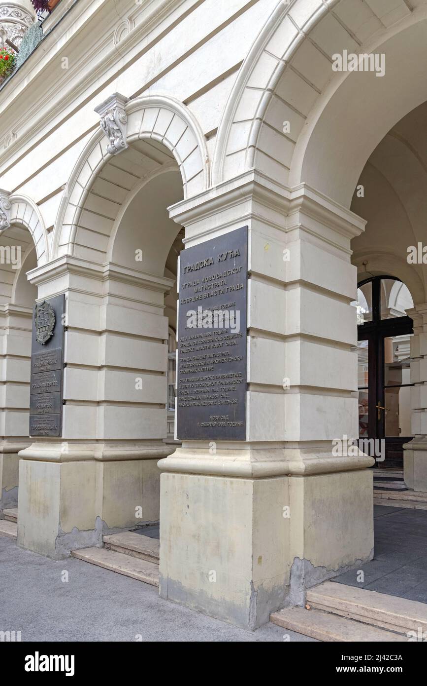 Novi Sad, Serbien - 21. September 2021: Eingang zum Bürogebäude des Bürgermeisters am Liberty Square Informationstafeln. Stockfoto