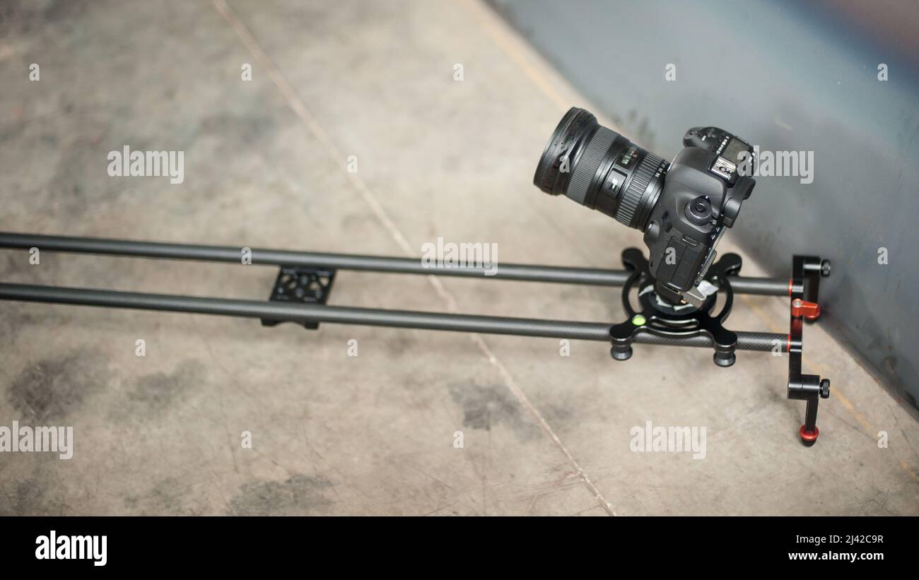 DSLR-Kamera mit Monitor auf Mini-Tisch-Desktop-Schiene Rad-System macht  Video der Maschine in der Fabrik. Auto Dolly Skater LKW. Professionelle  digitale Geräte Stockfotografie - Alamy