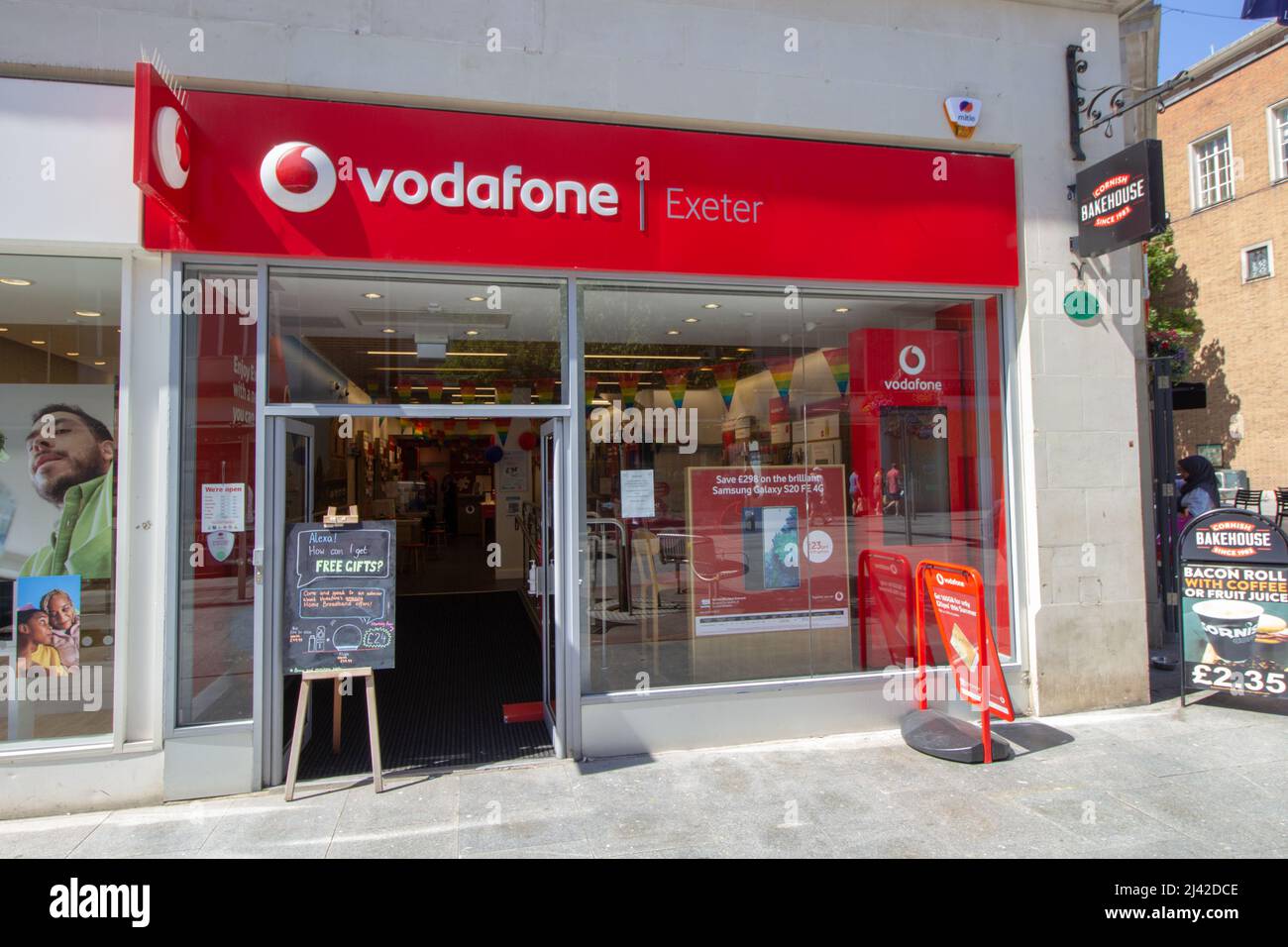 Vodafone shop exterior -Fotos und -Bildmaterial in hoher Auflösung – Alamy