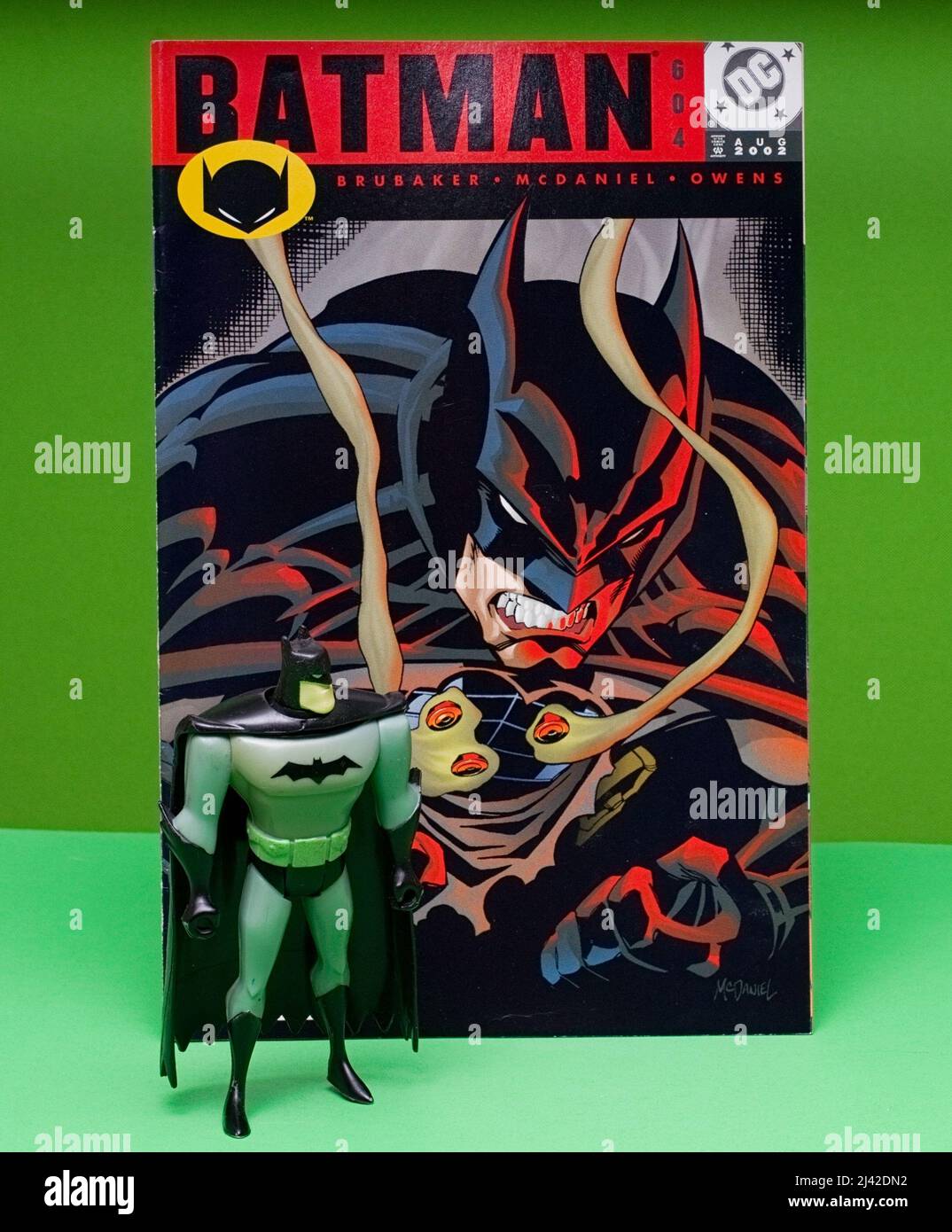 Ein Batman-Comic auf einem grünen Bildschirm mit einem Batman-Spielzeug daneben (NC State, 2022) Stockfoto
