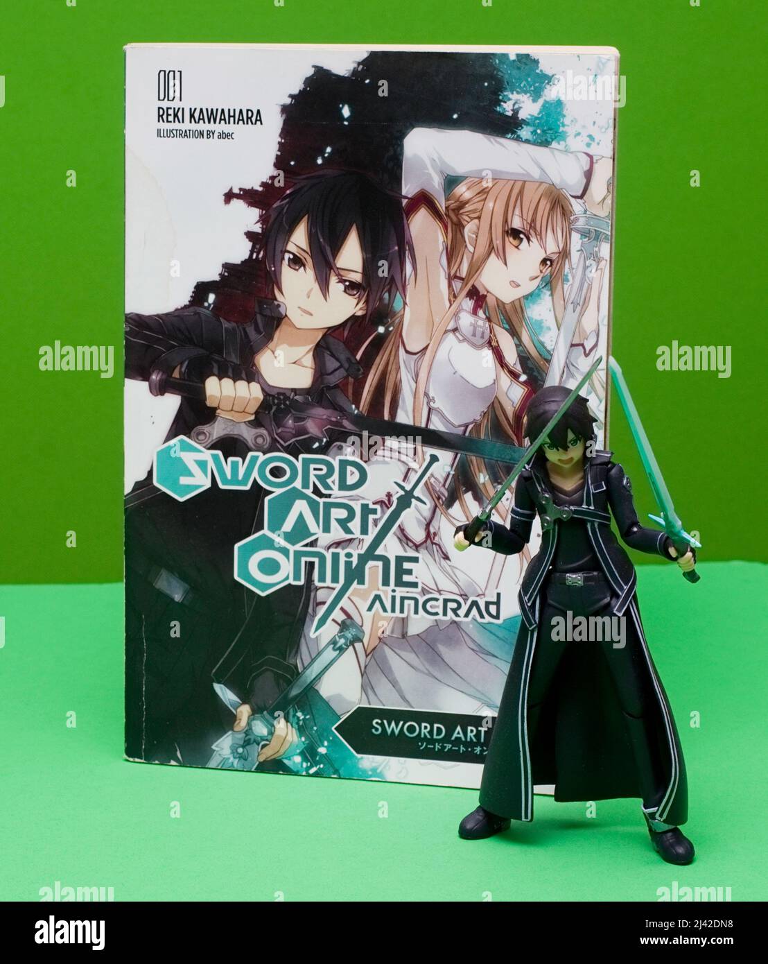 Sword Art Online Light Novel Book auf einem grünen Bildschirm mit einer Kirito-Figur daneben (NC State, 2022) Stockfoto
