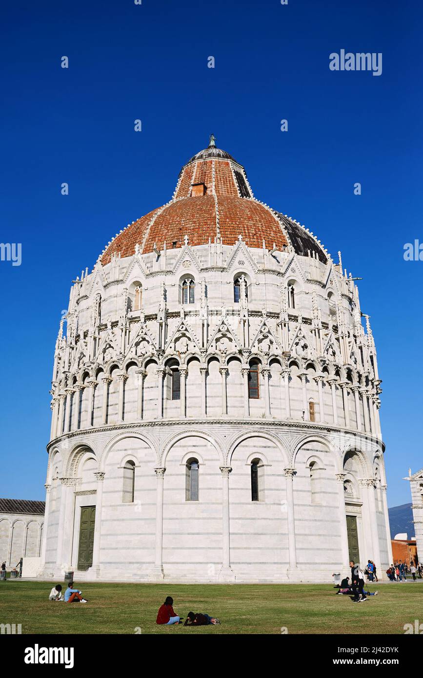 PISA, ITALIEN - 15. OKTOBER 2021: Blick auf die Kathedrale von Pisa, Mariä Himmelfahrt - Kathedrale von Pisa und schiefen Turm von Pisa Stockfoto