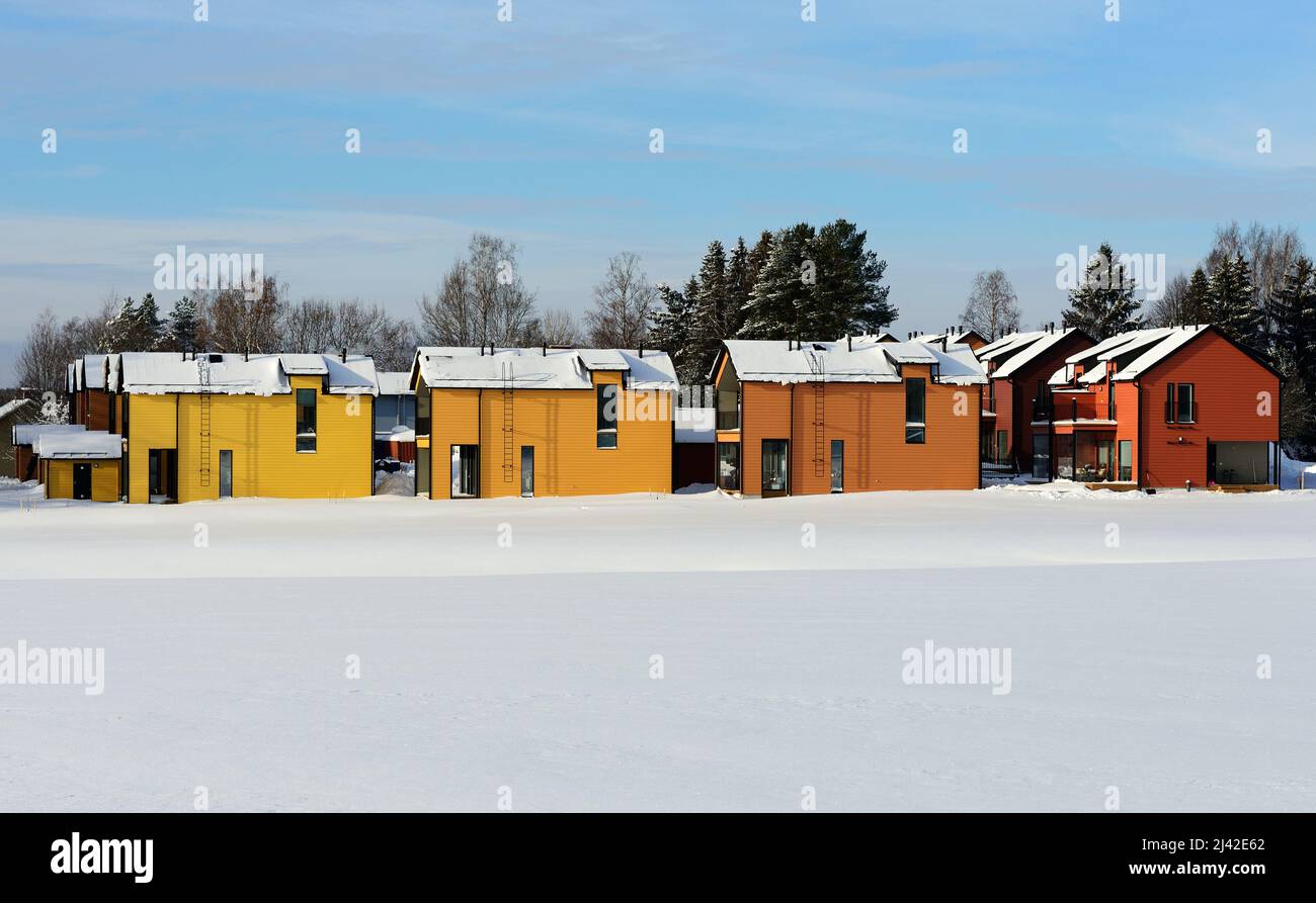 Wohngebiet von typischen Häusern im Winter in Finnland Stockfoto