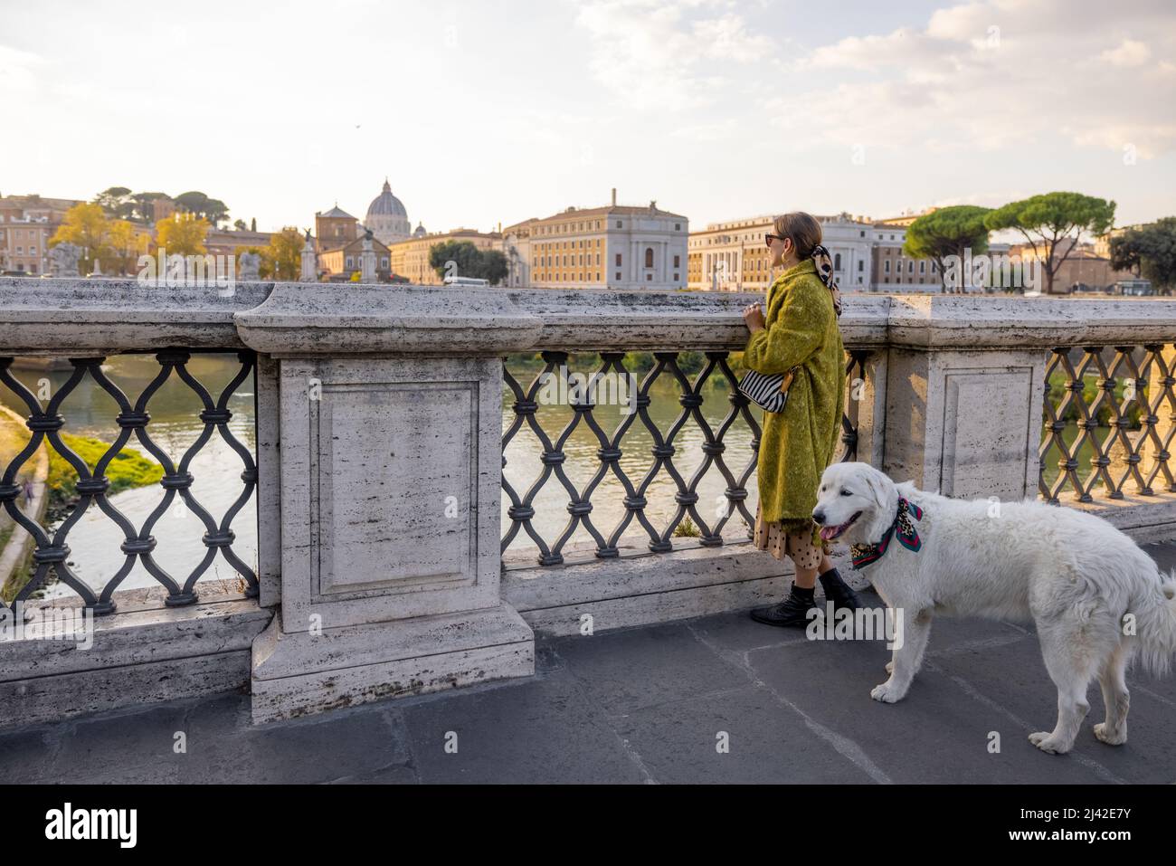 Frau mit Hund genießt die Aussicht am Morgen Rom Stockfoto