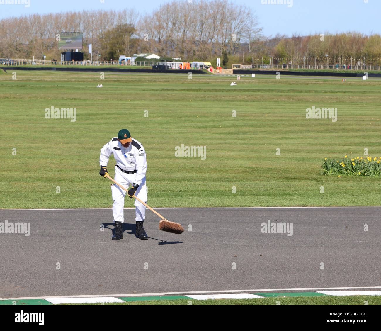 April 2022 - BARC-Rennmarschall kehren nach den Jagdpferden beim Goodwood Member Meeting 79 die Strecke zurück. Stockfoto