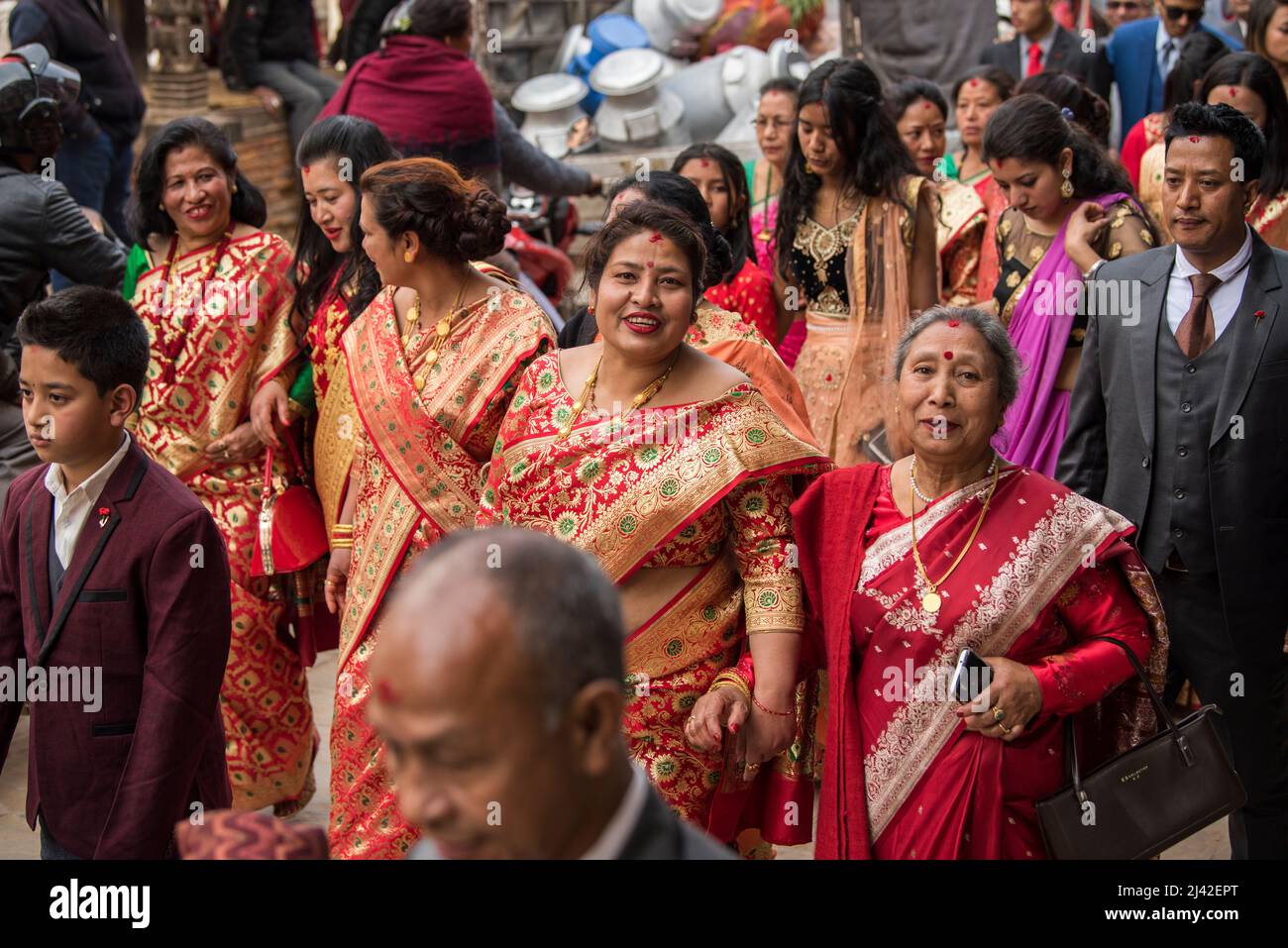 Kathmandu, Nepal - März 20,2022 : die Hochzeitsprozession geht mit Blechbläser durch die Straßen des Patan Durbar Square. Stockfoto