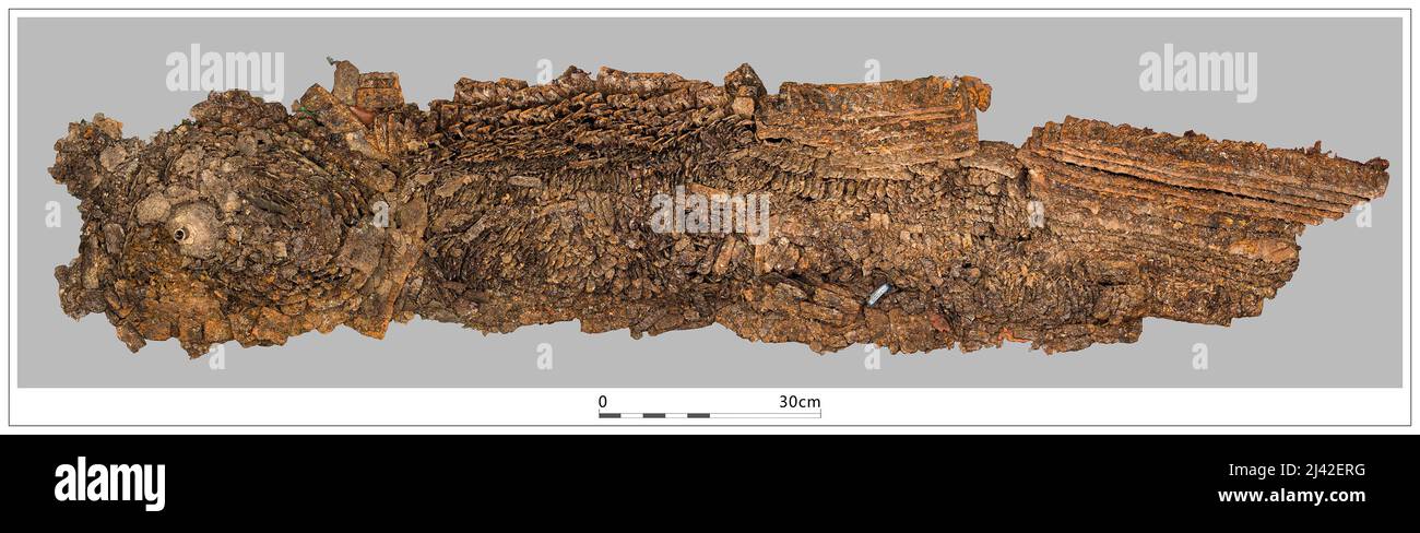 Lanzhou. 11. April 2022. Das undatierte Foto des Gansu Provinzinstituts für kulturelle Reliquien und Archäologie zeigt den ersten kompletten Satz der Eisenrüstung der Tang-Dynastie (618-907), die aus dem Grabkomplex der königlichen Familien Tuyuhun in der Stadt Wuwei, nordwestlich der Provinz Gansu, ausgegraben wurde. UM MIT „in ganz China: Die Panzerung der Tang-Dynastie wieder zum Leben zu erwecken“ zu GEHEN. Quelle: Xinhua/Alamy Live News Stockfoto