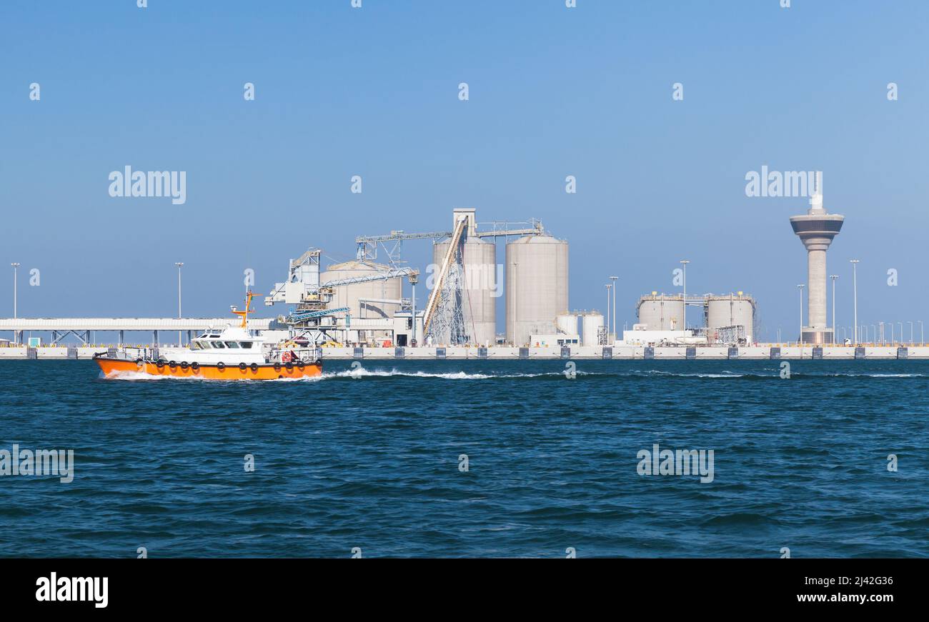 RAS Al Khair Hafenansicht, Saudi-Arabien. Pilotboot ist unterwegs Stockfoto