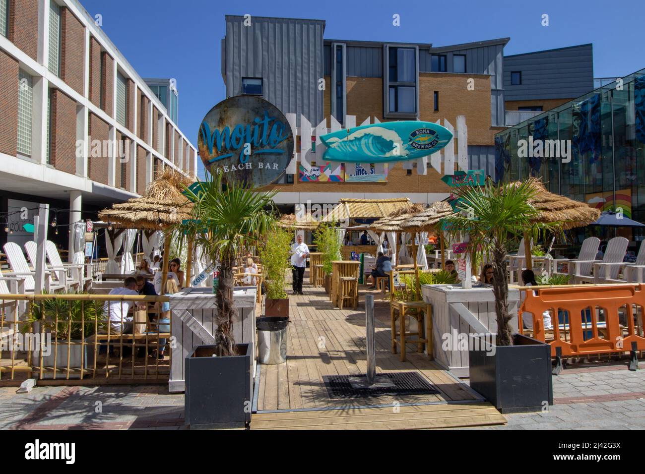 EXETER, Großbritannien - 18. JULI 2021 Mojito Beach Bar im Prinesshay Einkaufszentrum Stockfoto