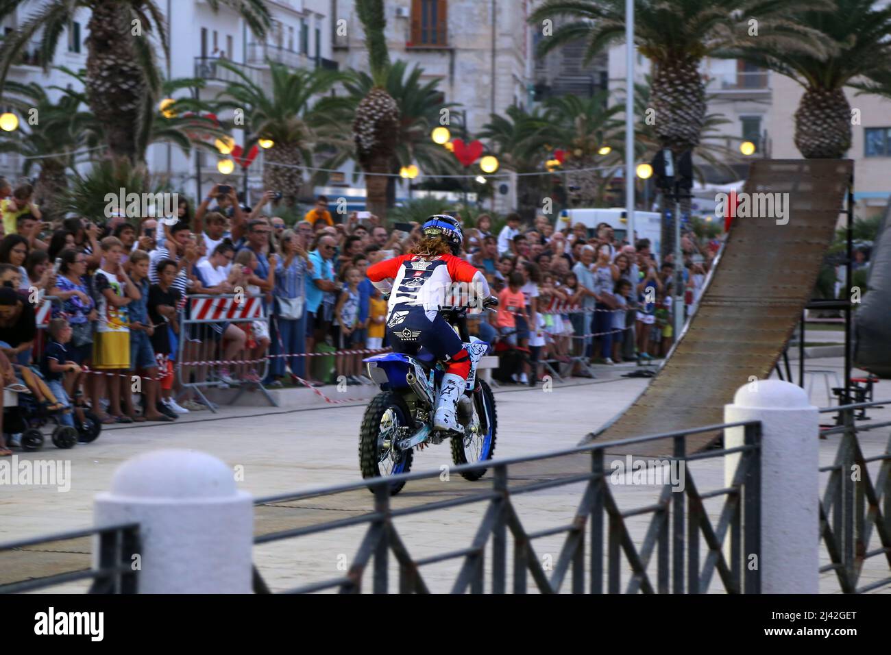 Vieste, Italien - 2. September 2019. Viele Menschen und Touristen auf der Promenade der Stadt Gargano, beobachten einen Motoscross-Biker während eines kostenlosen akrobatischen Motors Stockfoto